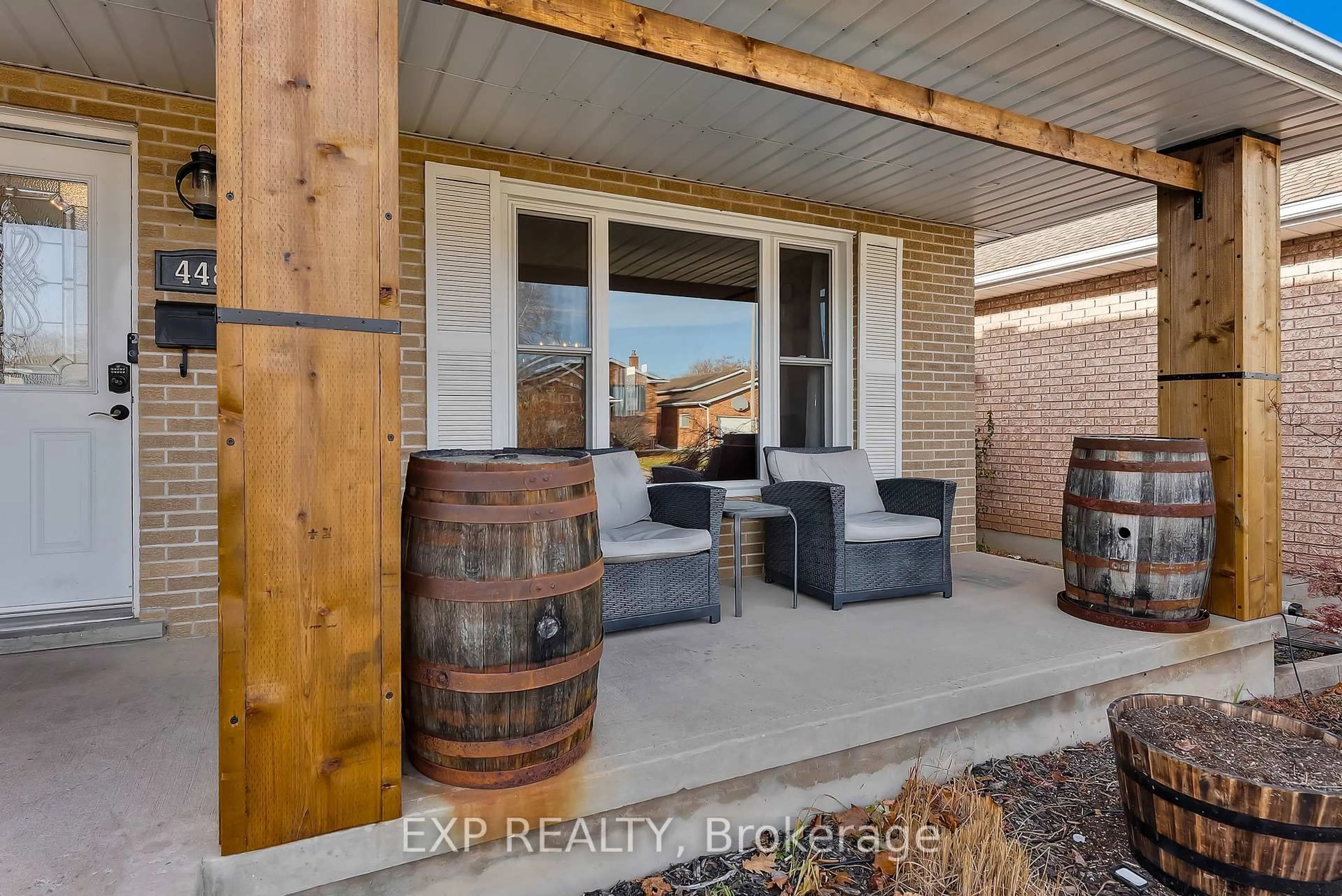 Indoor entryway for 4487 Lee Ave, Niagara Falls Ontario L2H 3C3