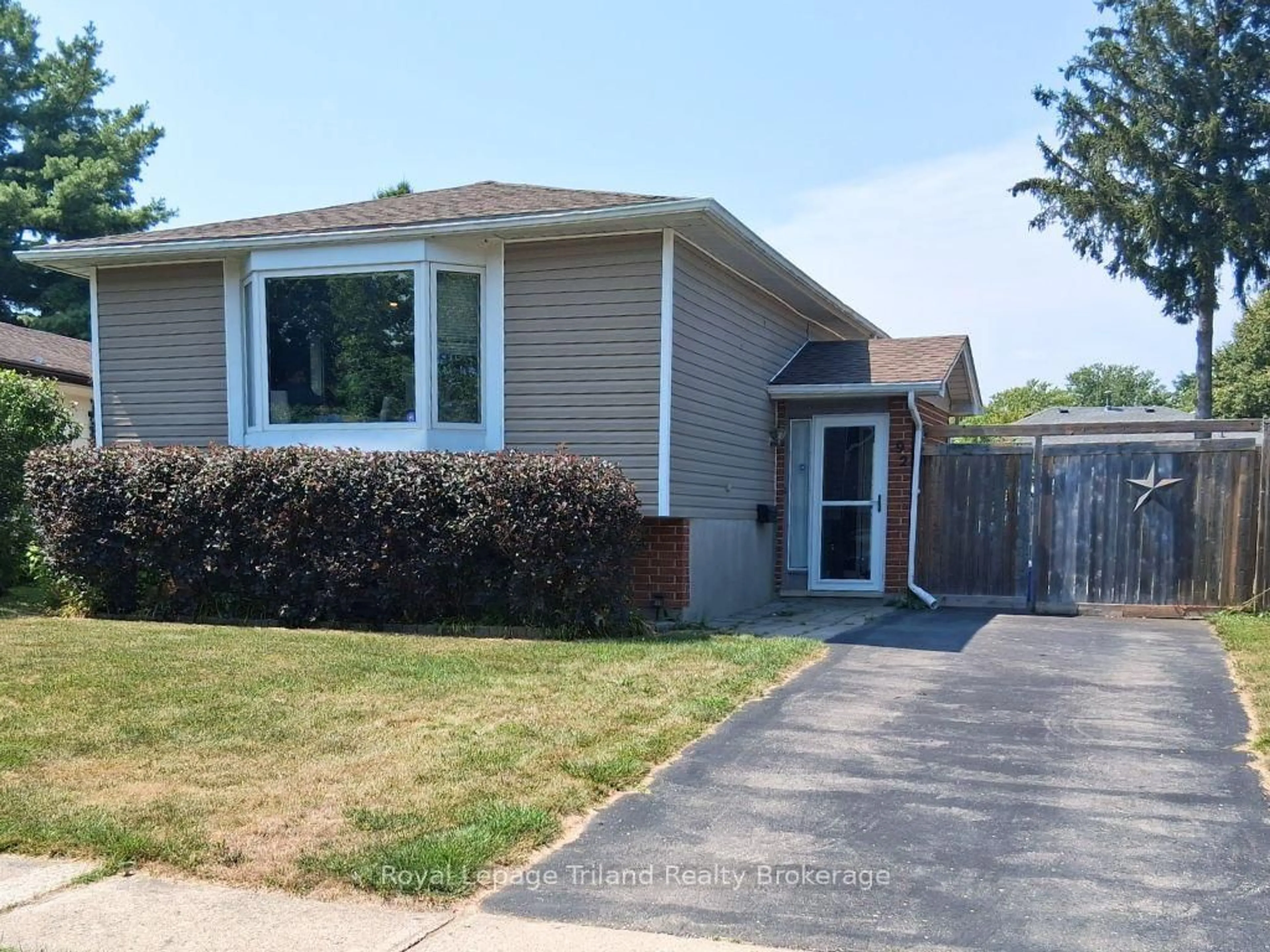 Home with vinyl exterior material, street for 92 Keats Dr, Woodstock Ontario N4S 8B8