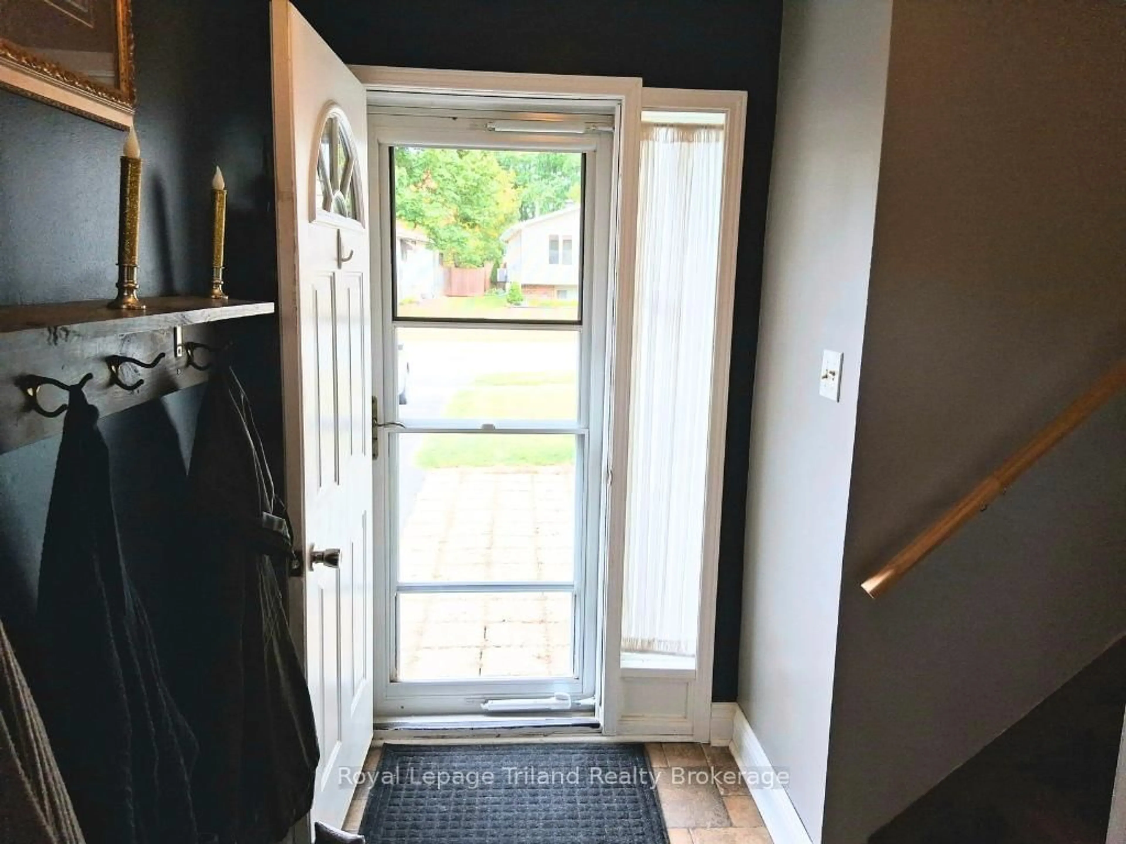 Indoor entryway for 92 Keats Dr, Woodstock Ontario N4S 8B8