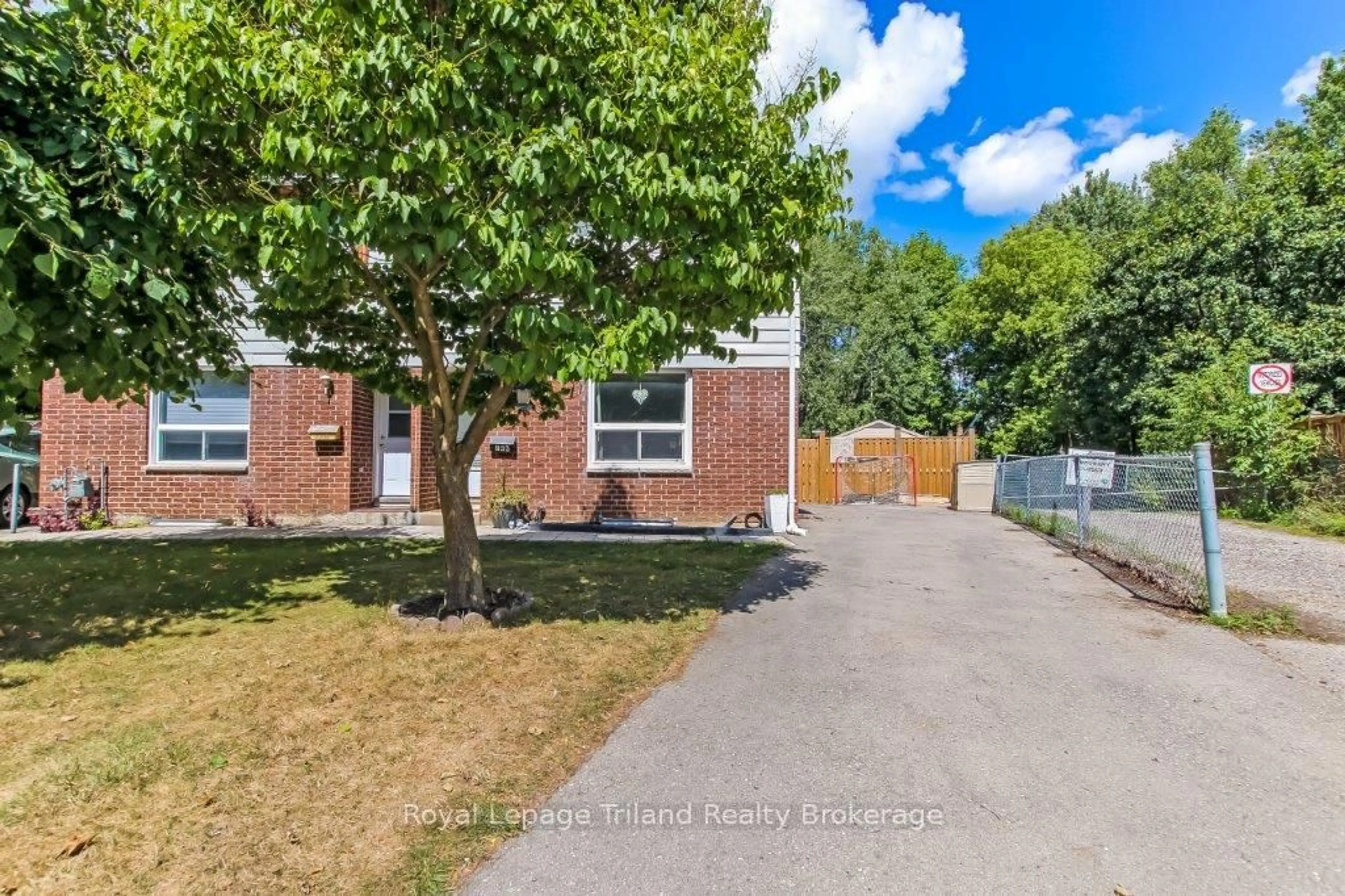 A pic from outside/outdoor area/front of a property/back of a property/a pic from drone, street for 144 Keats Dr, Woodstock Ontario N4S 8B8
