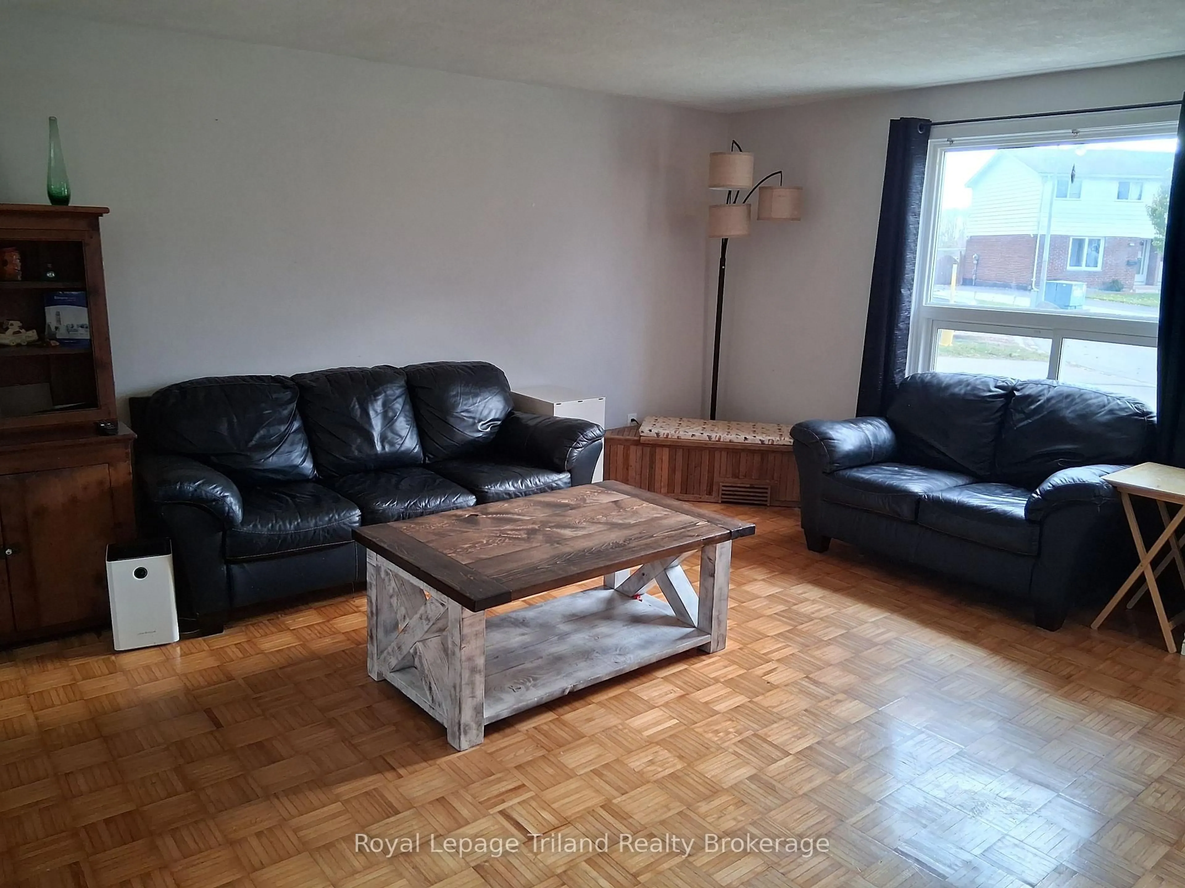 Living room with furniture, wood/laminate floor for 144 Keats Dr, Woodstock Ontario N4S 8B8