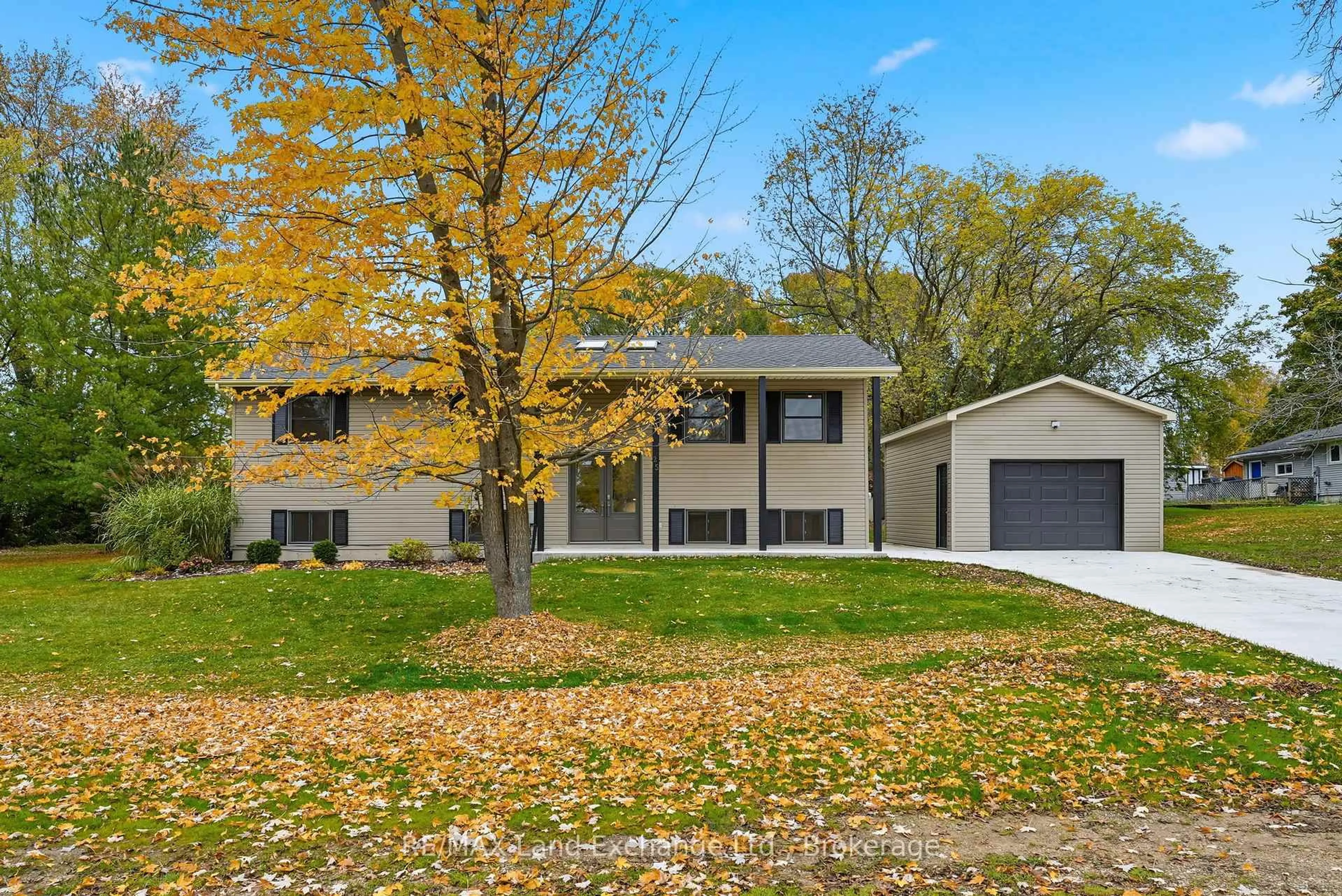 Home with vinyl exterior material, street for 25 Dirstien St, Brockton Ontario N0G 1S0