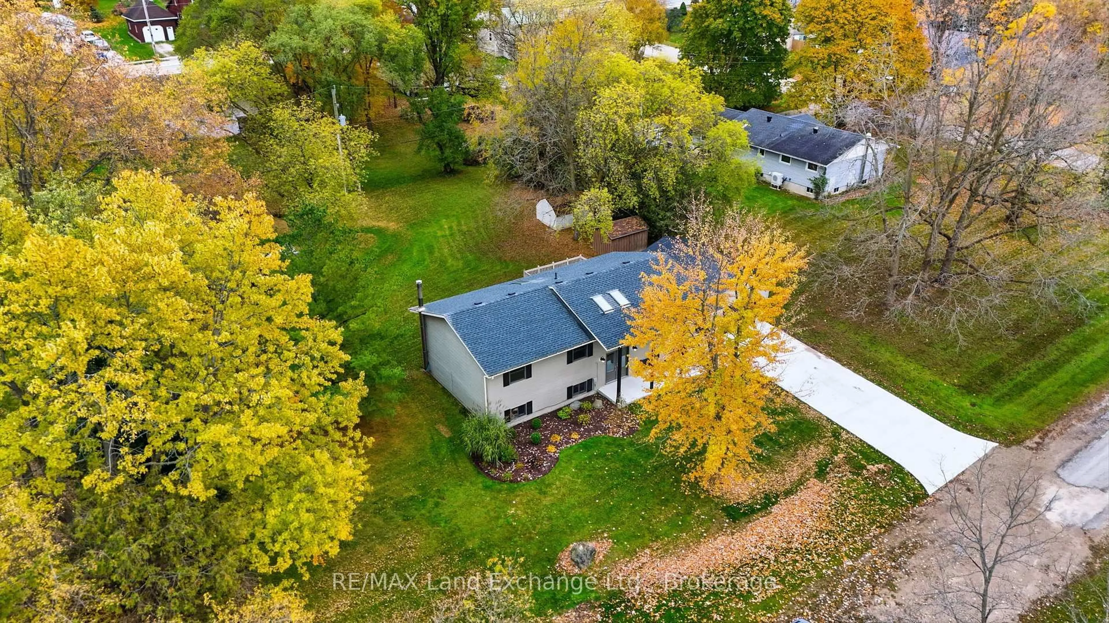A pic from outside/outdoor area/front of a property/back of a property/a pic from drone, street for 25 Dirstien St, Brockton Ontario N0G 1S0