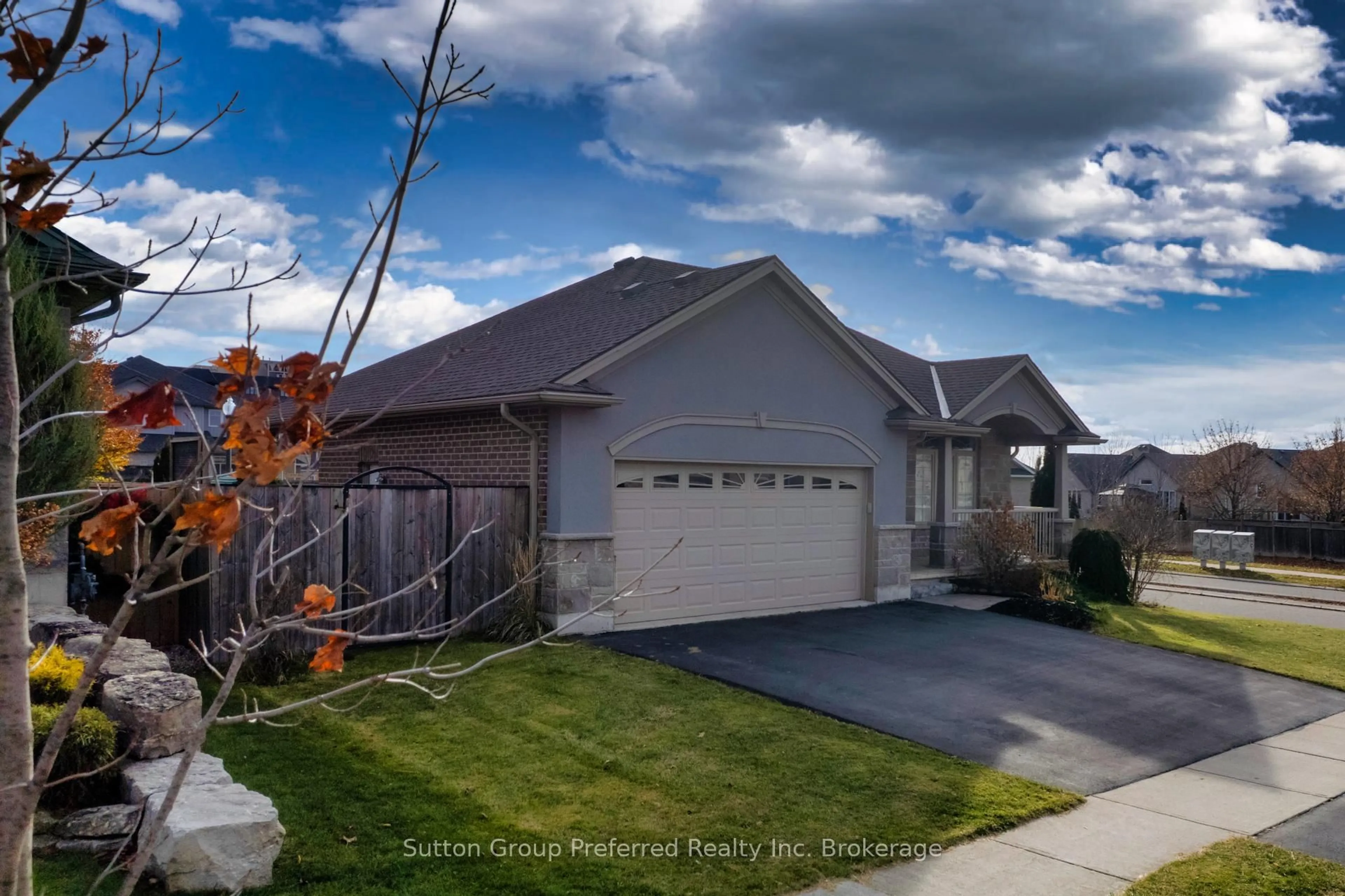 A pic from outside/outdoor area/front of a property/back of a property/a pic from drone, street for 820 Ridgewood Dr, Woodstock Ontario N4T 0E1