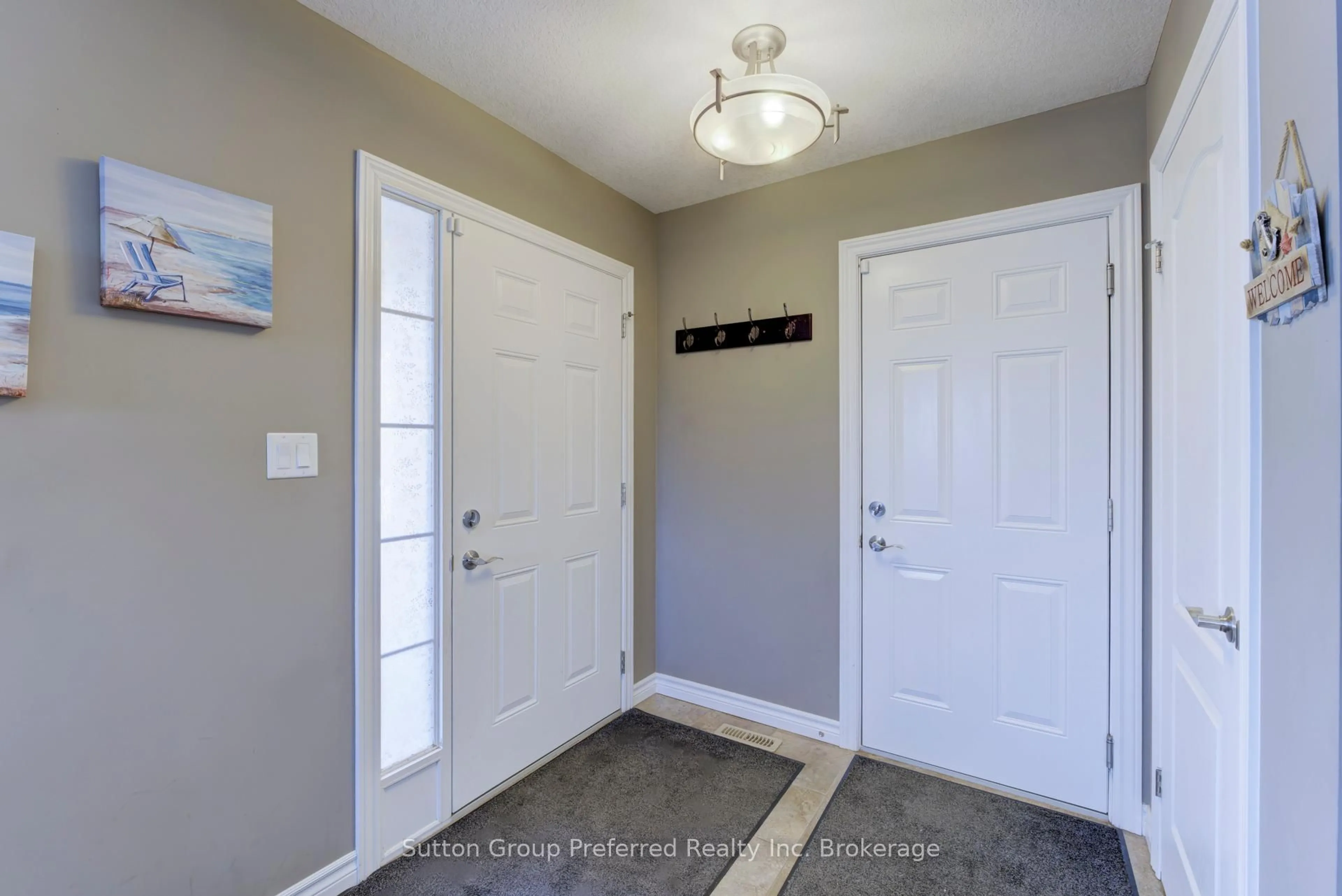 Indoor entryway for 820 Ridgewood Dr, Woodstock Ontario N4T 0E1