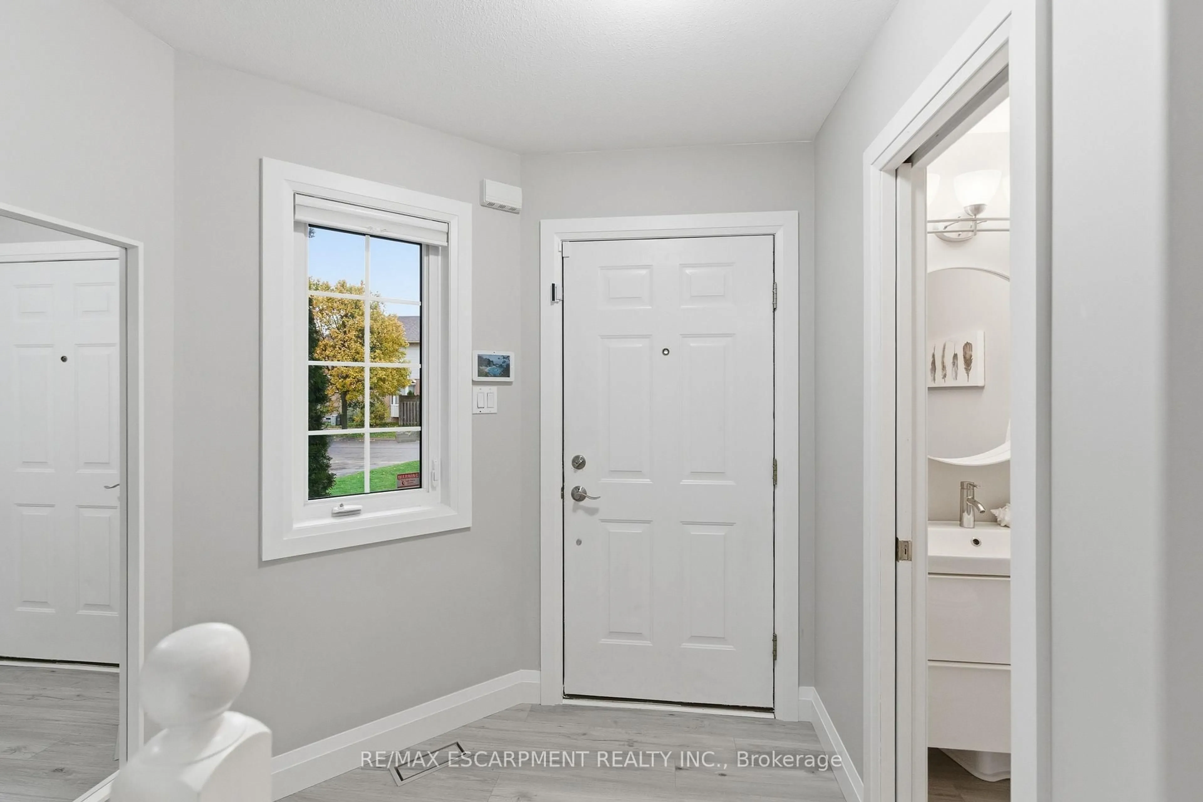 Indoor entryway for 4399 Christopher Crt, Lincoln Ontario L0R 1B5