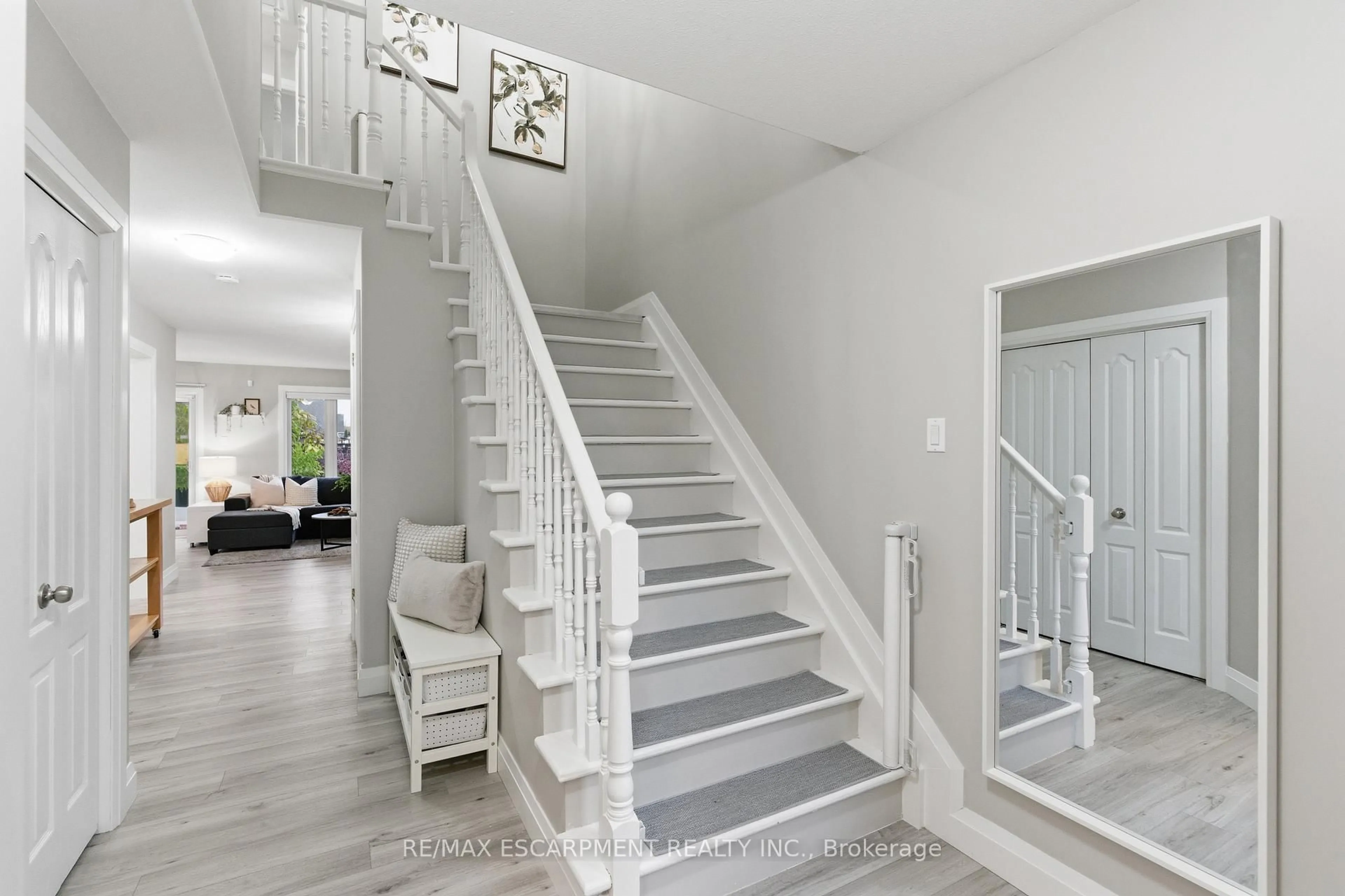 Stairs for 4399 Christopher Crt, Lincoln Ontario L0R 1B5