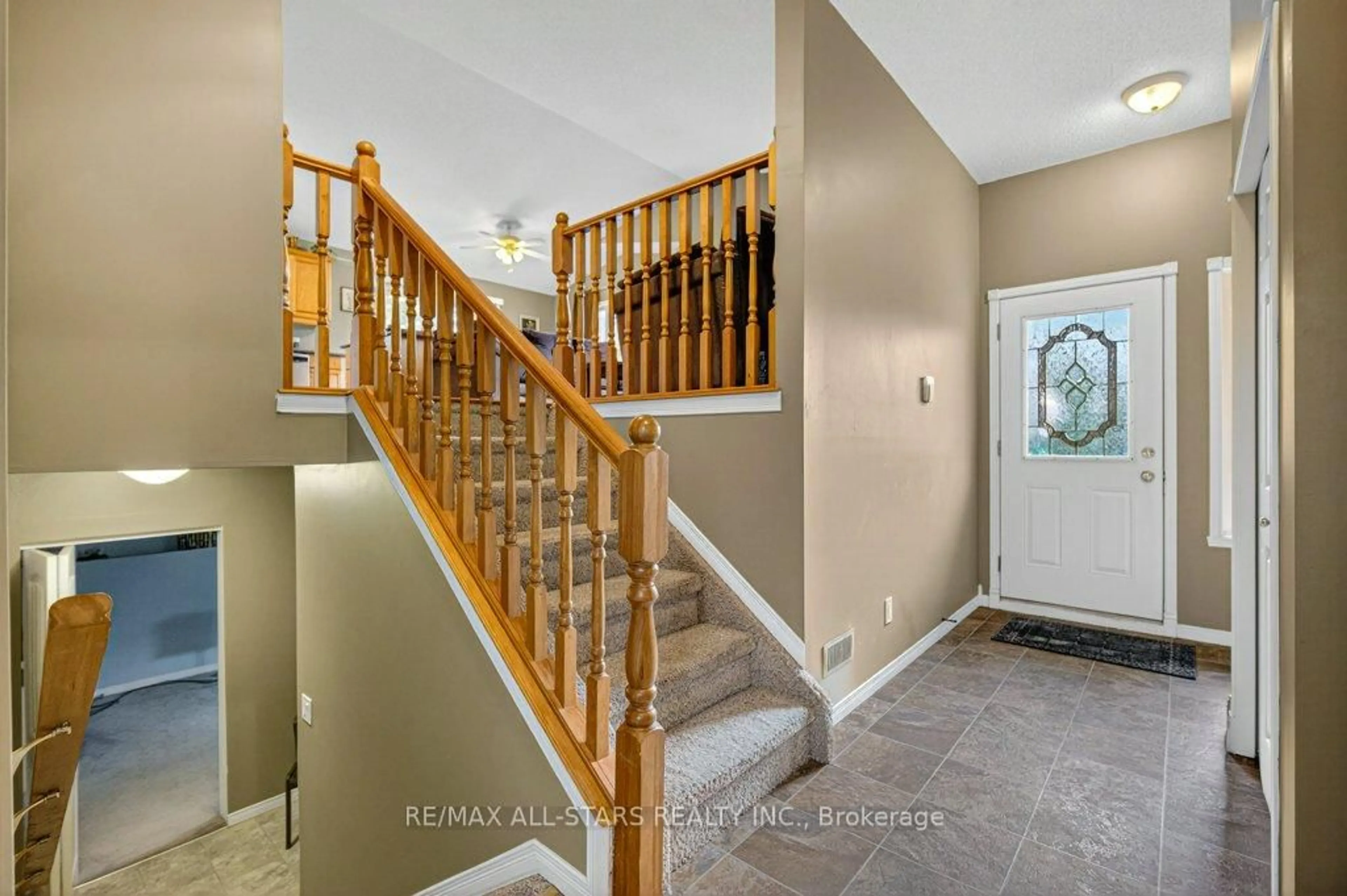Indoor entryway for 11 Grandview Dr, Kawartha Lakes Ontario K0L 2W0