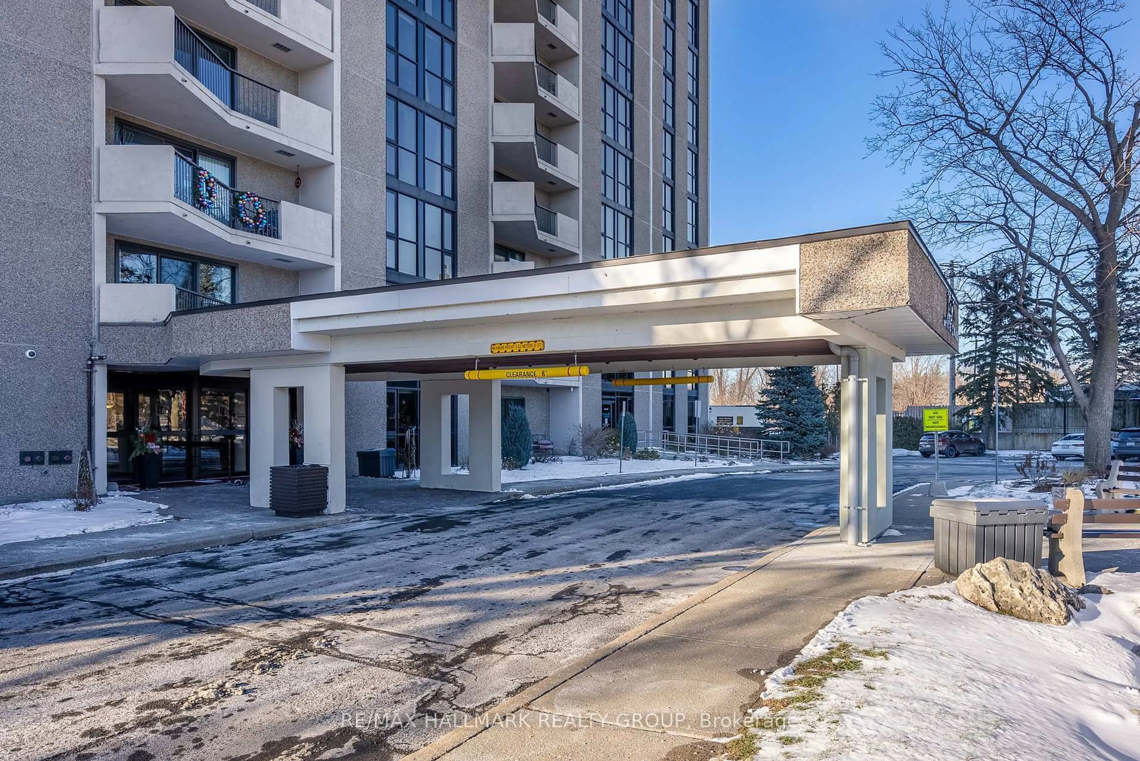 Indoor foyer for 1025 Richmond Rd #406, Ottawa Ontario K2B 8G8