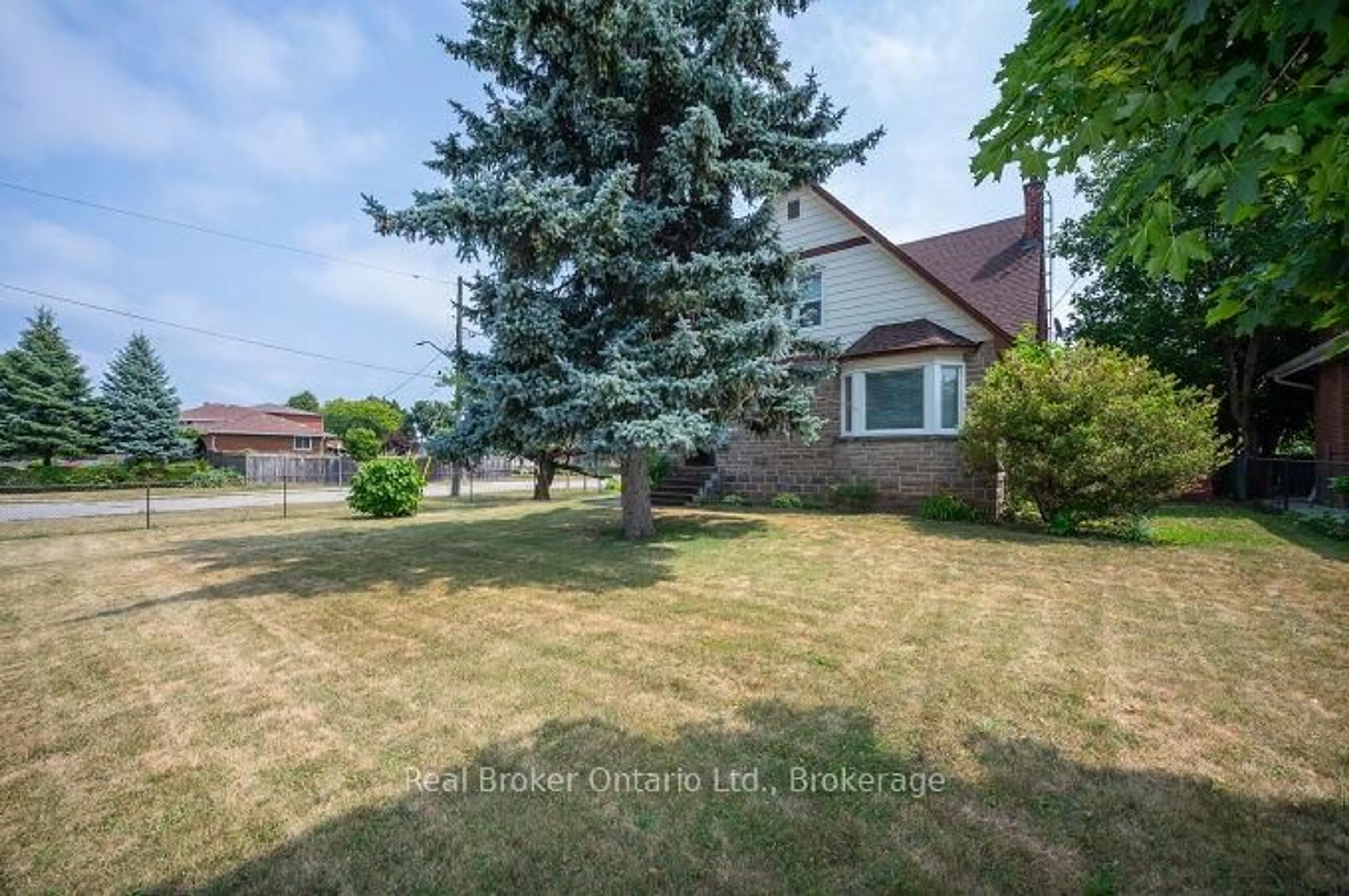 A pic from outside/outdoor area/front of a property/back of a property/a pic from drone, street for 264 Grays Rd, Hamilton Ontario L8E 1V1