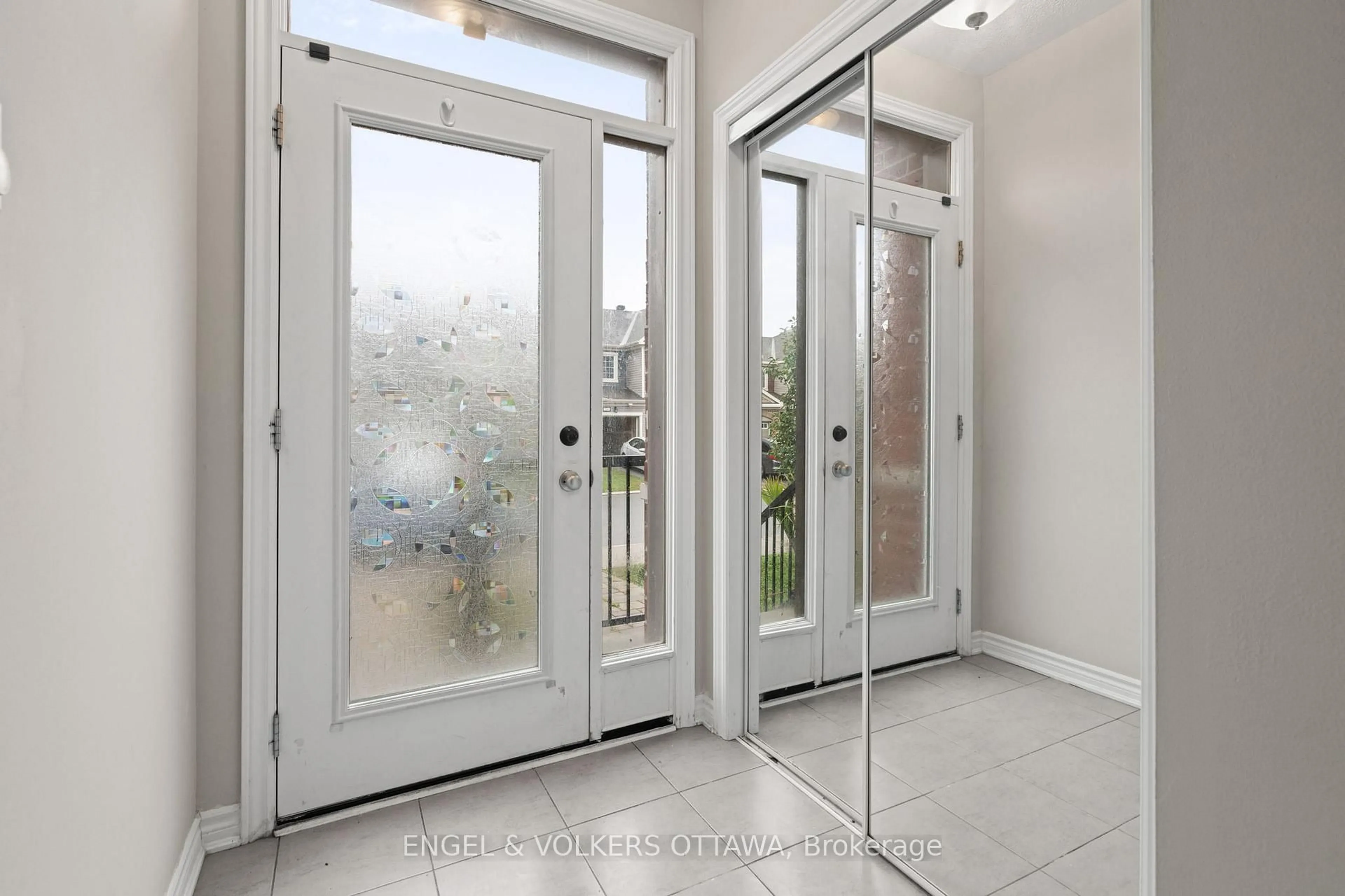 Indoor entryway for 2248 Watercolours Way, Ottawa Ontario K2J 6R2