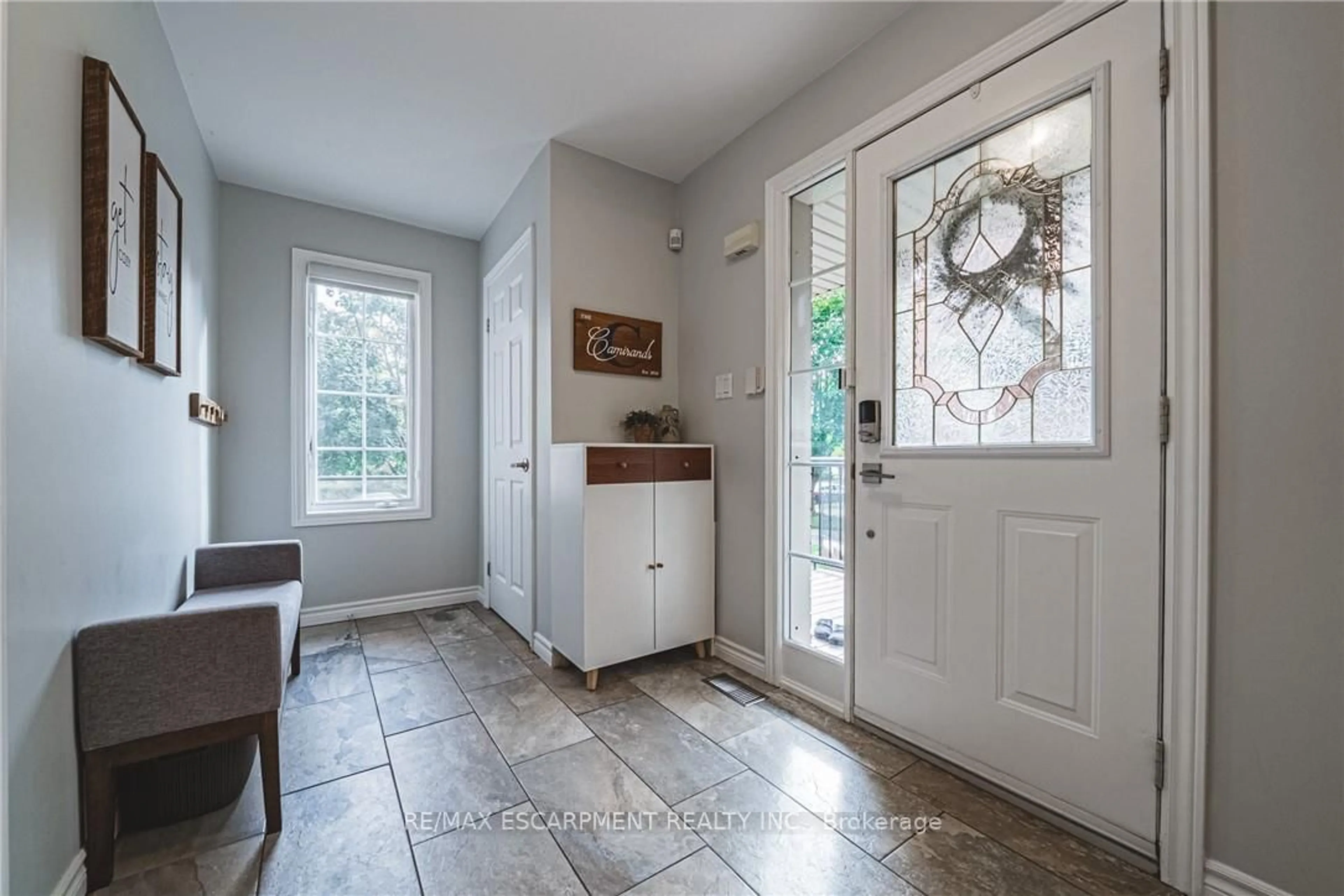 Indoor entryway for 55 Morwick Dr, Hamilton Ontario L9G 4Y4