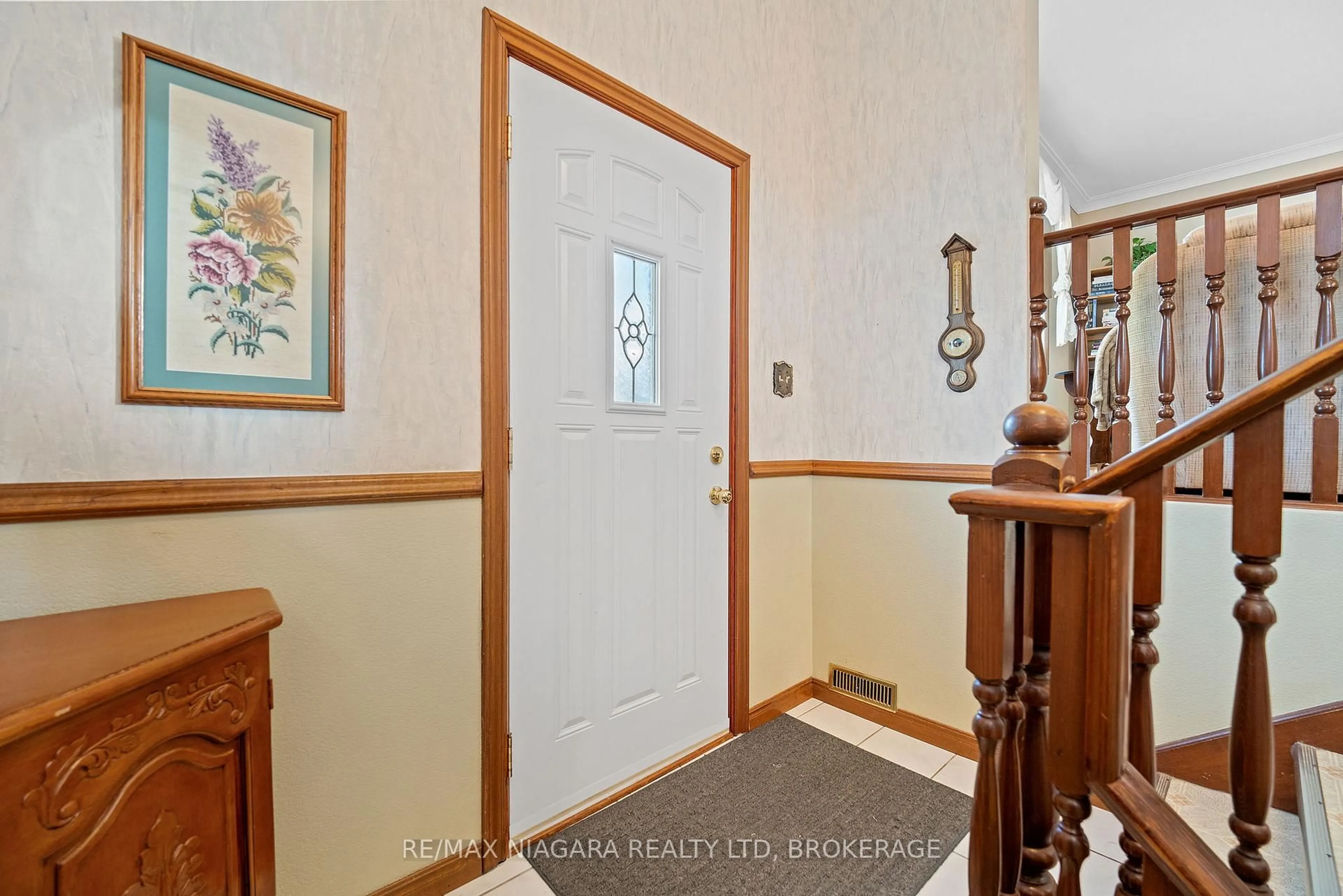 Indoor entryway for 9 McPhail Cres, St. Catharines Ontario L2P 3G3
