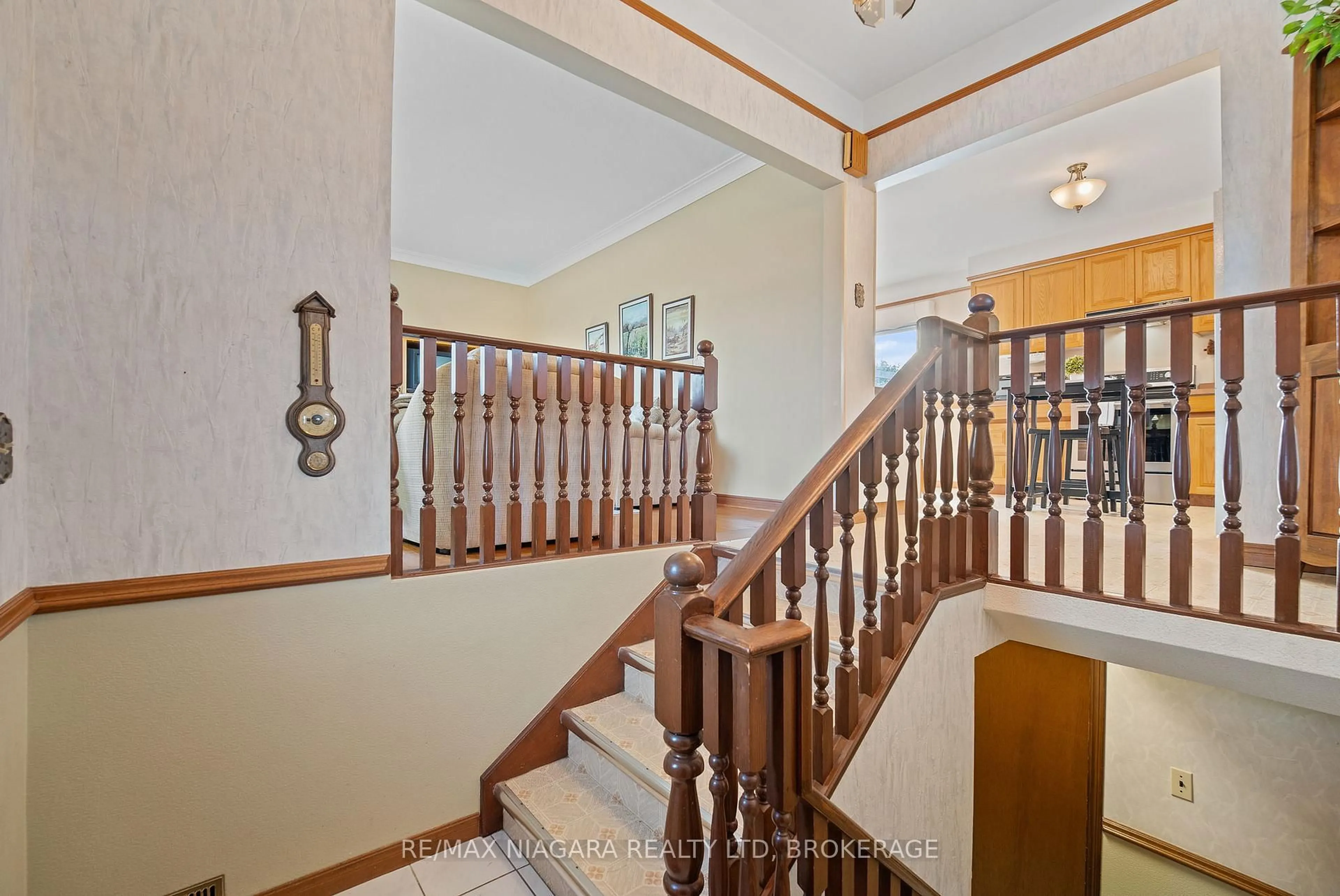 Indoor foyer for 9 McPhail Cres, St. Catharines Ontario L2P 3G3