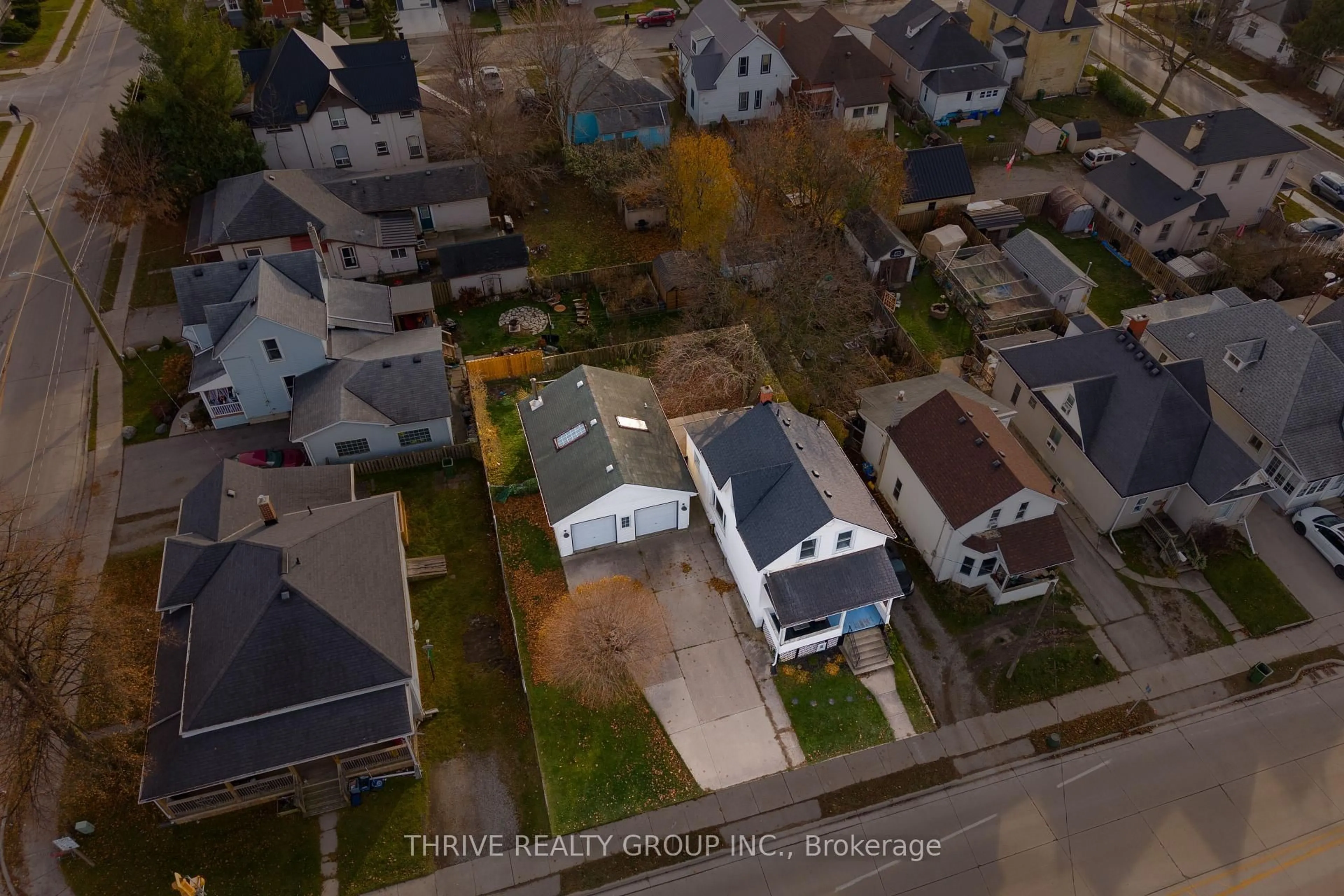 A pic from outside/outdoor area/front of a property/back of a property/a pic from drone, street for 204 Wellington St, St. Thomas Ontario N5R 2S4