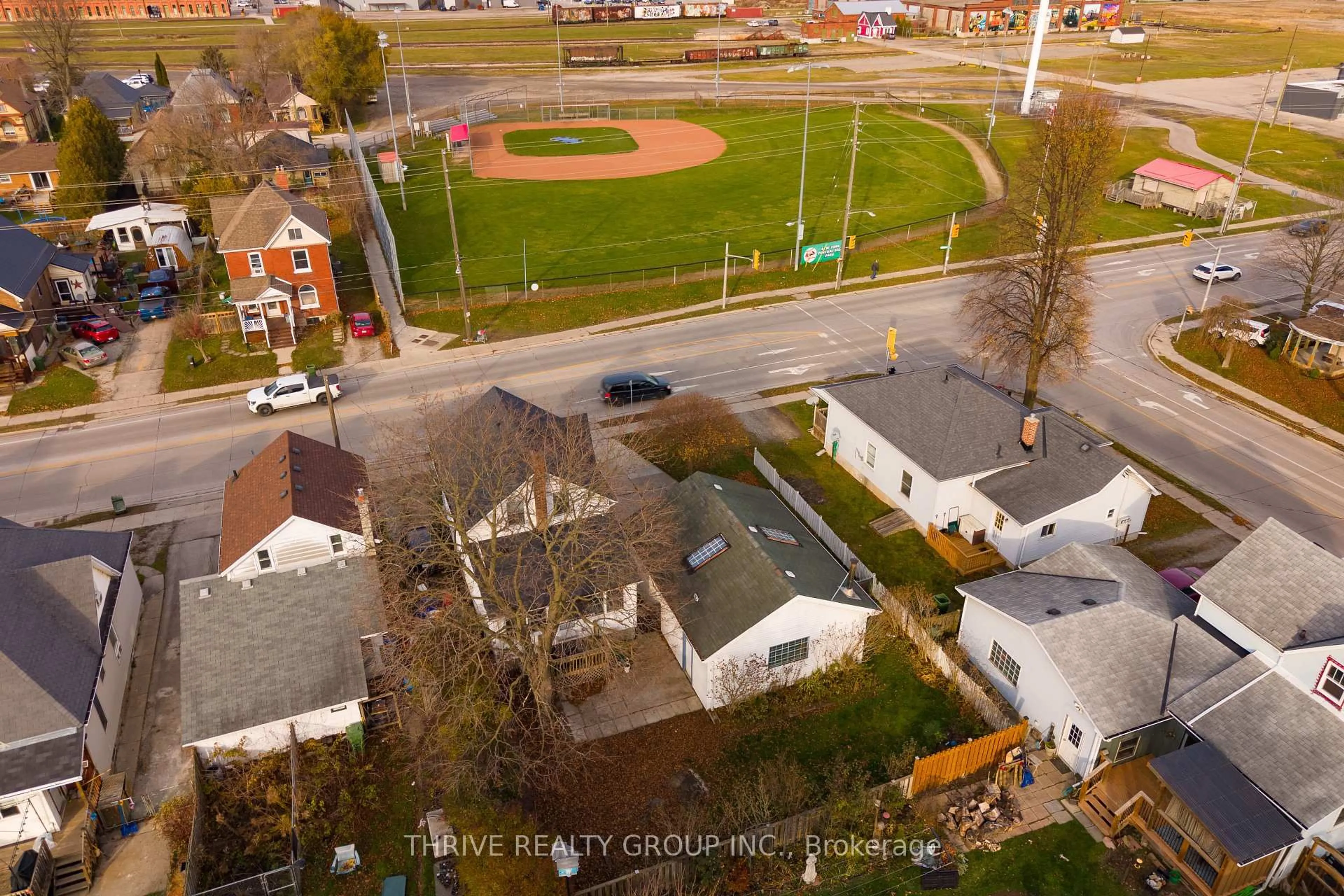 A pic from outside/outdoor area/front of a property/back of a property/a pic from drone, street for 204 Wellington St, St. Thomas Ontario N5R 2S4