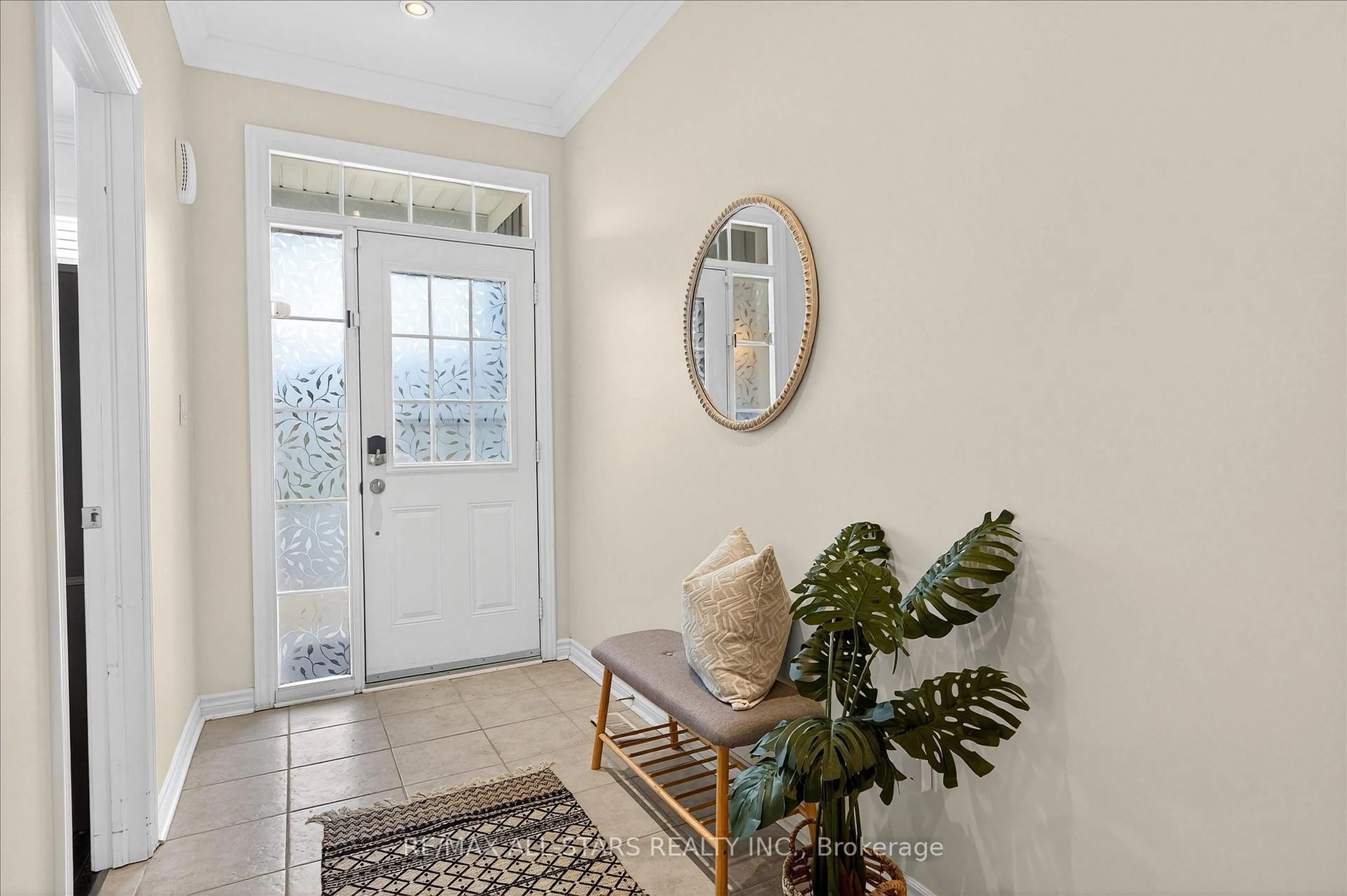 Indoor entryway for 33 Deacon Cres, Kawartha Lakes Ontario K9V 1C3