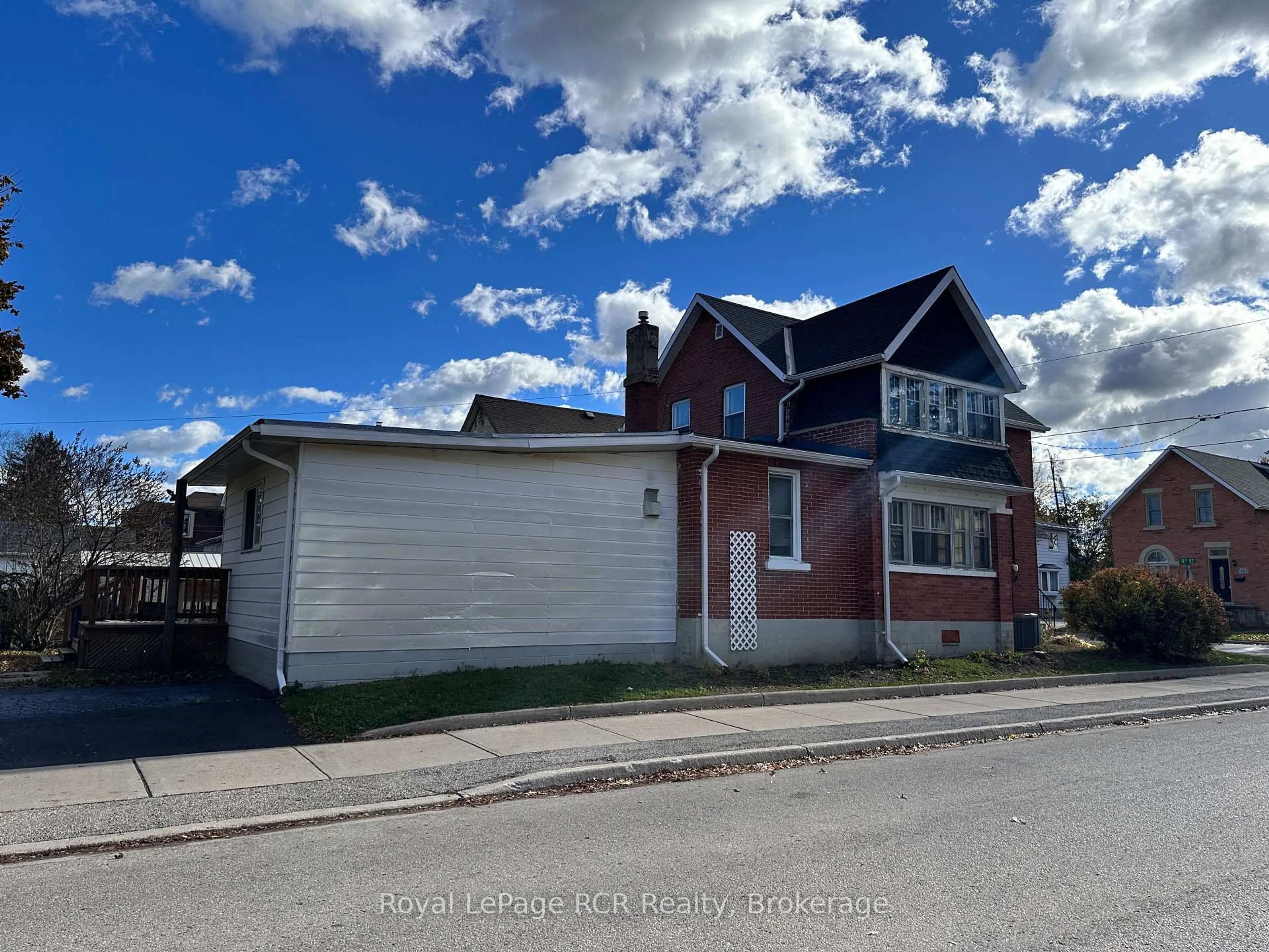 A pic from outside/outdoor area/front of a property/back of a property/a pic from drone, street for 462 12th St, Hanover Ontario N4N 1V9