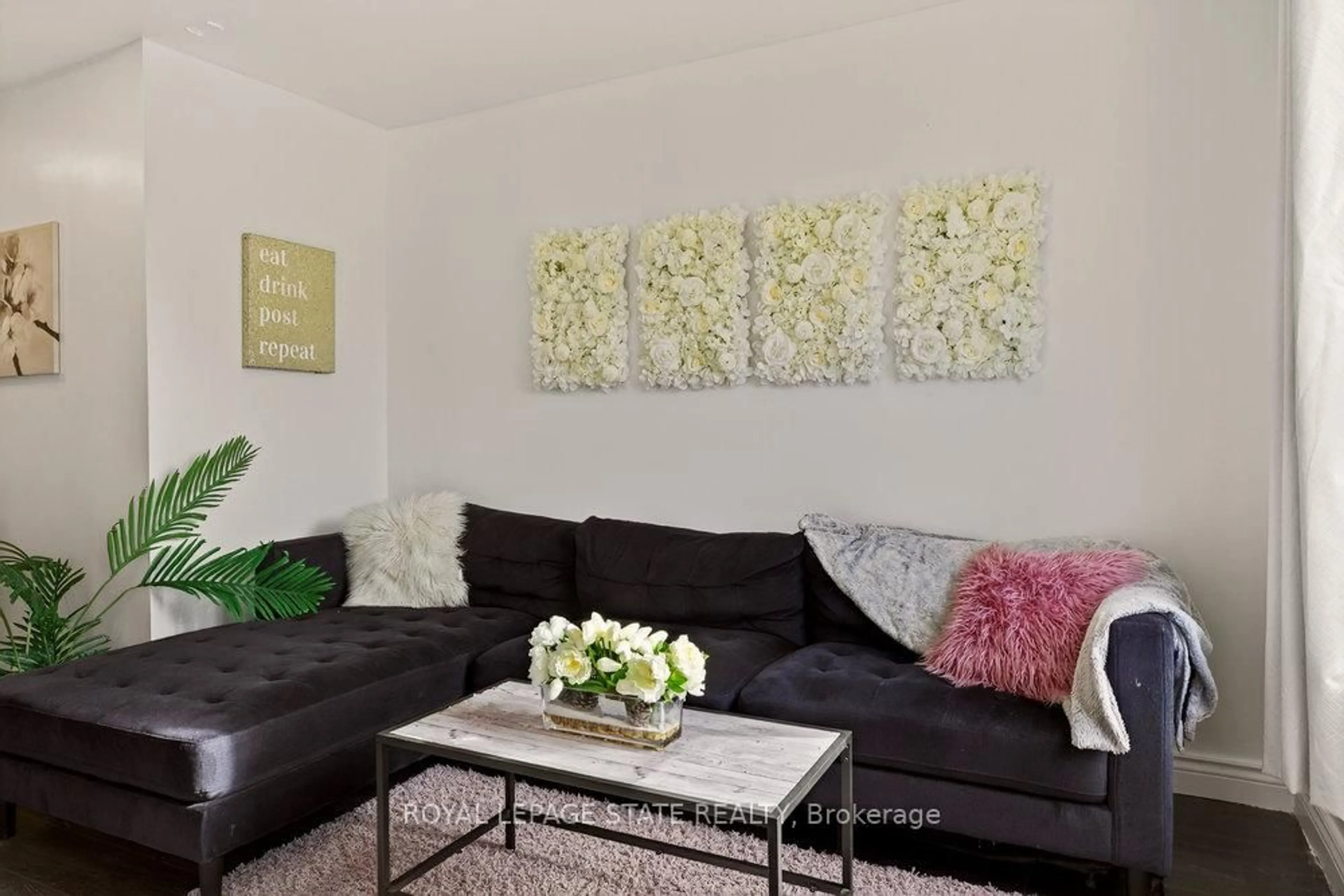 Living room with furniture, unknown for 163 Hope Ave, Hamilton Ontario L8H 2E7