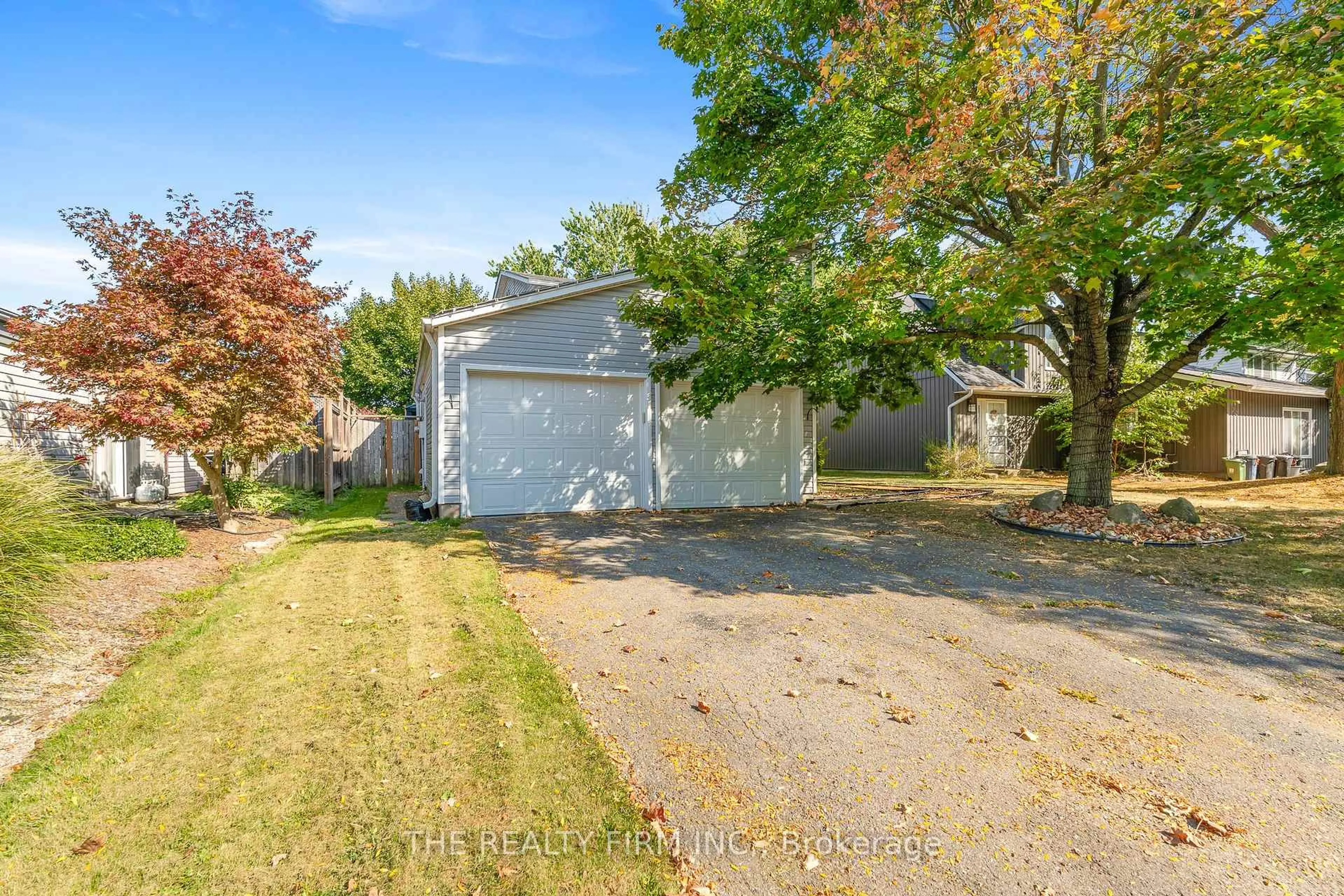 A pic from outside/outdoor area/front of a property/back of a property/a pic from drone, street for 26 Monmore Rd, London North Ontario N6G 2W6