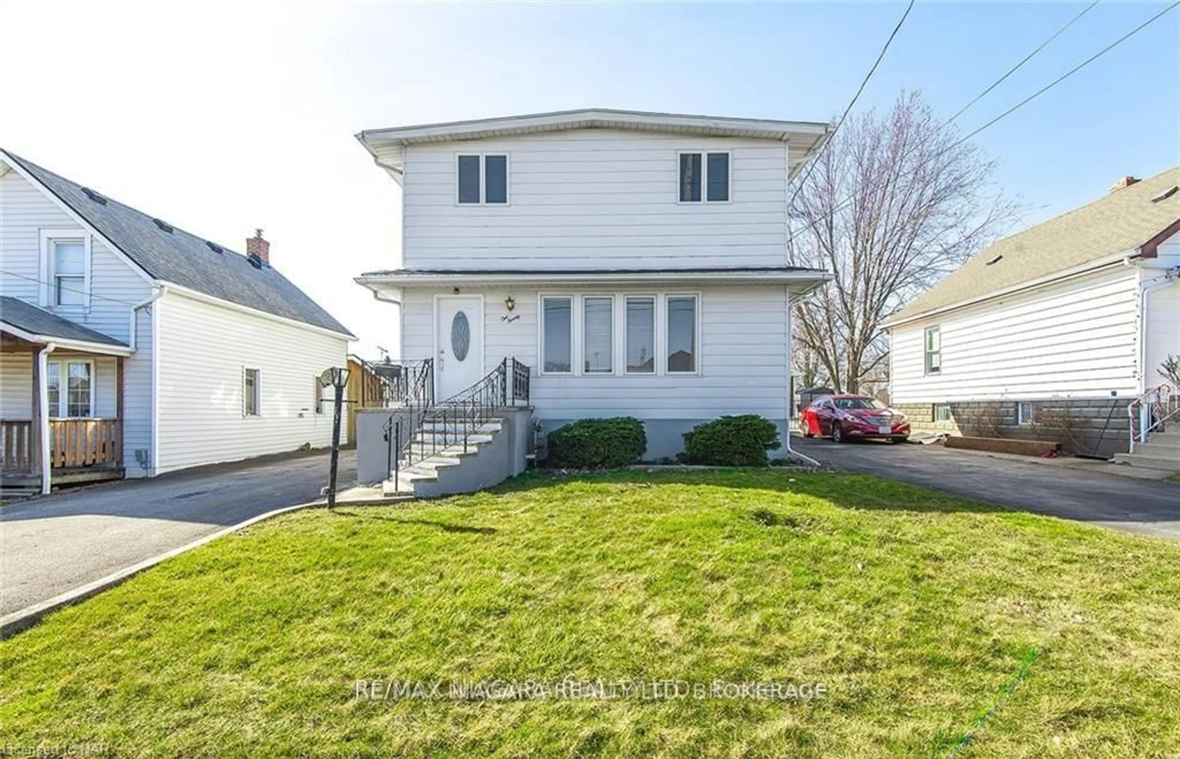 A pic from outside/outdoor area/front of a property/back of a property/a pic from drone, street for 120 ELIZABETH St, Port Colborne Ontario L3K 2B9