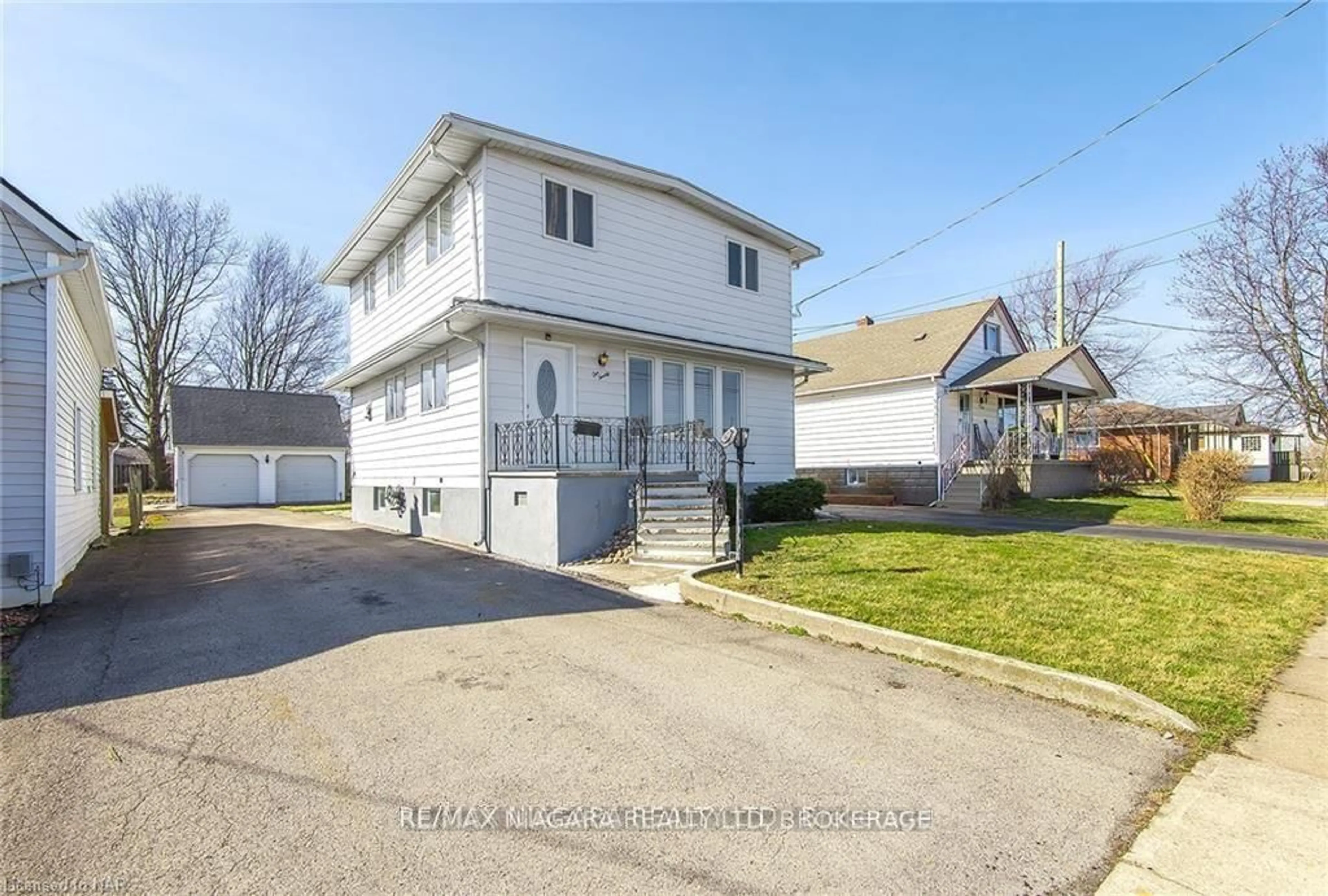 A pic from outside/outdoor area/front of a property/back of a property/a pic from drone, street for 120 ELIZABETH St, Port Colborne Ontario L3K 2B9