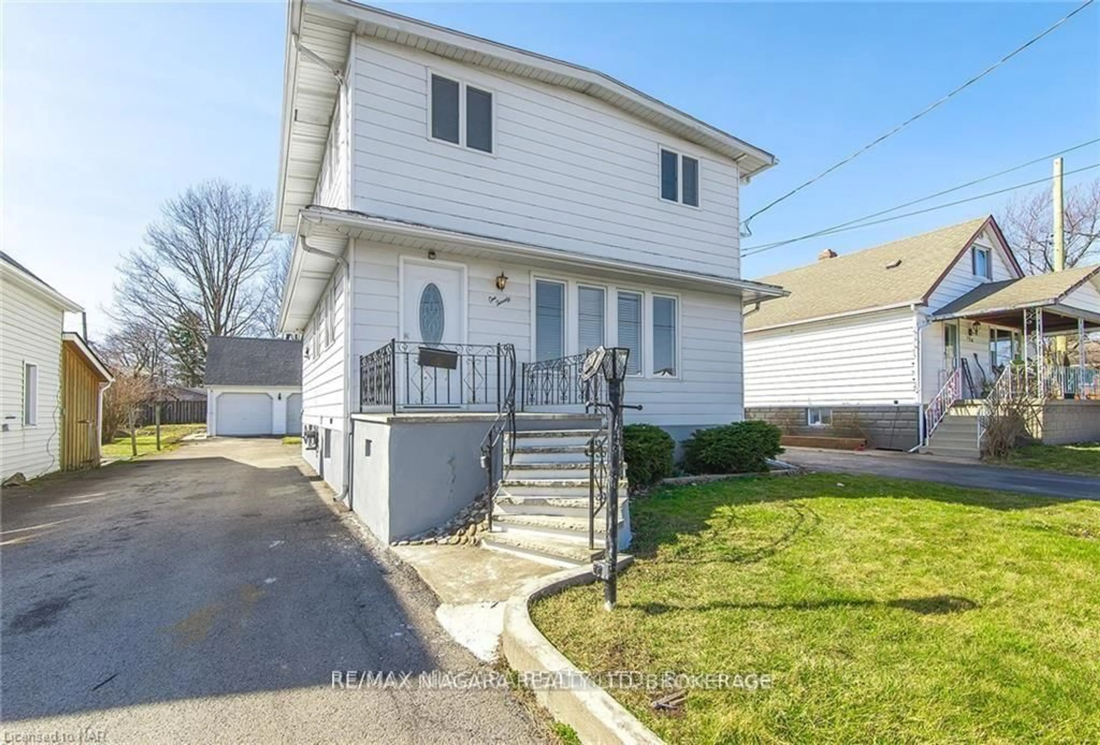 Home with vinyl exterior material, street for 120 ELIZABETH St, Port Colborne Ontario L3K 2B9