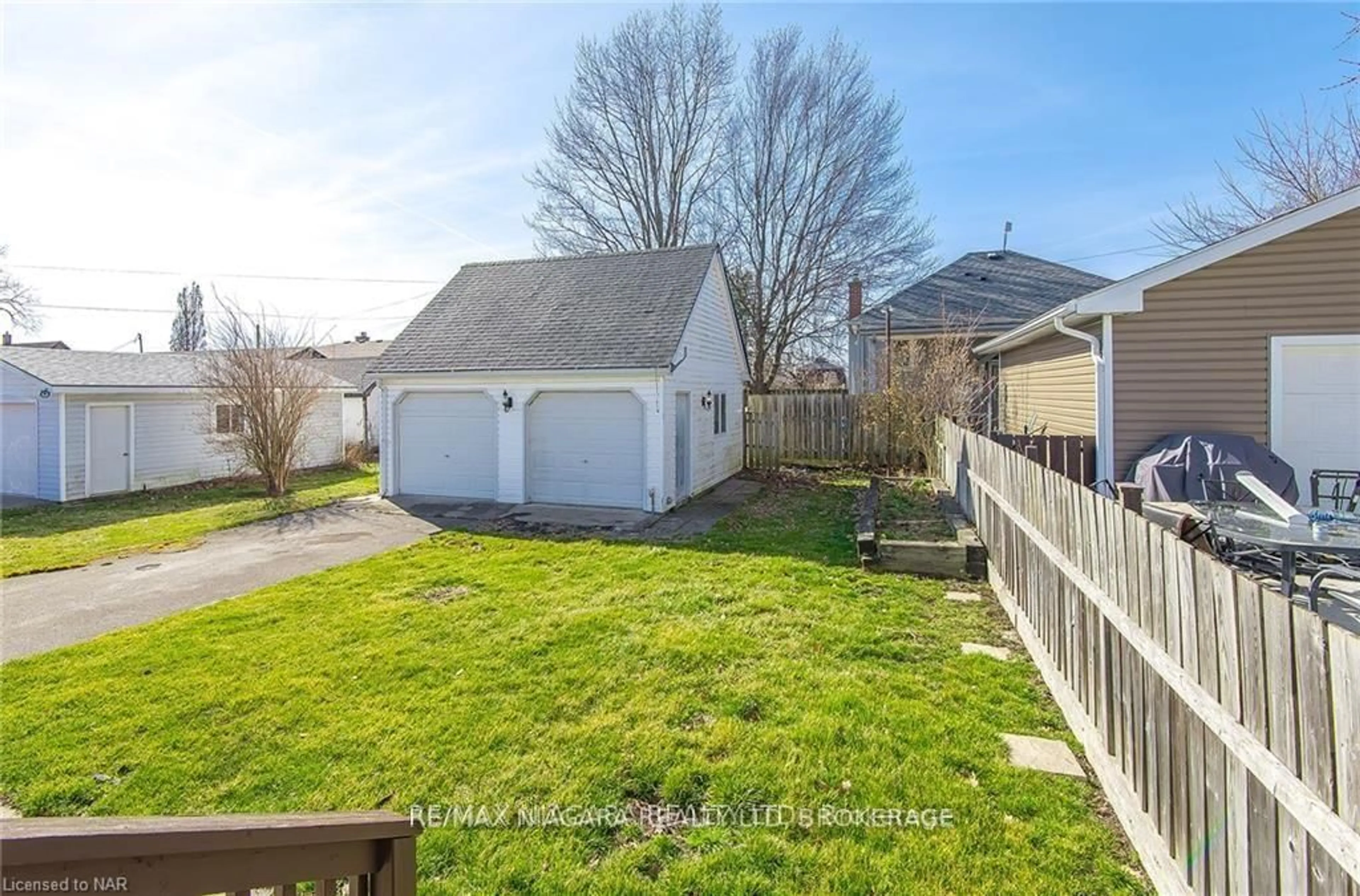 A pic from outside/outdoor area/front of a property/back of a property/a pic from drone, water/lake/river/ocean view for 120 ELIZABETH St, Port Colborne Ontario L3K 2B9
