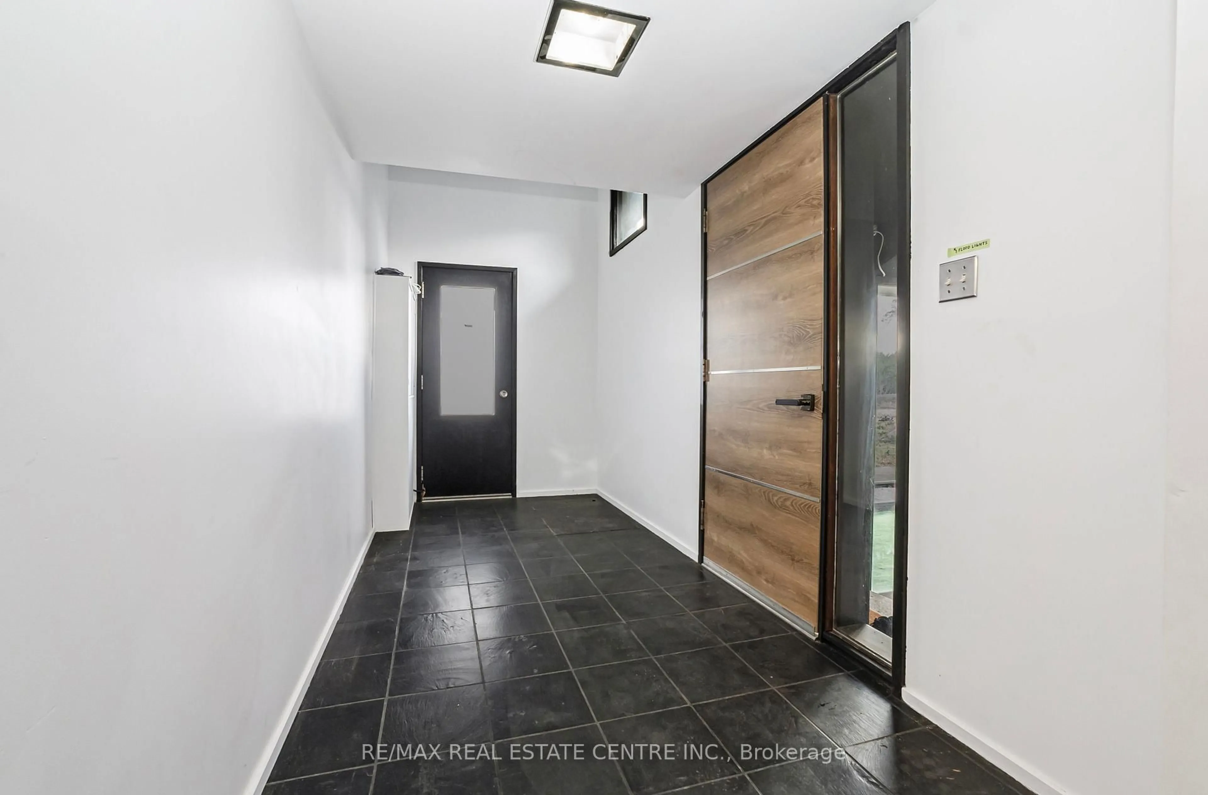 Indoor entryway for 4314 Concession 11 Rd, Puslinch Ontario L0P 1J0