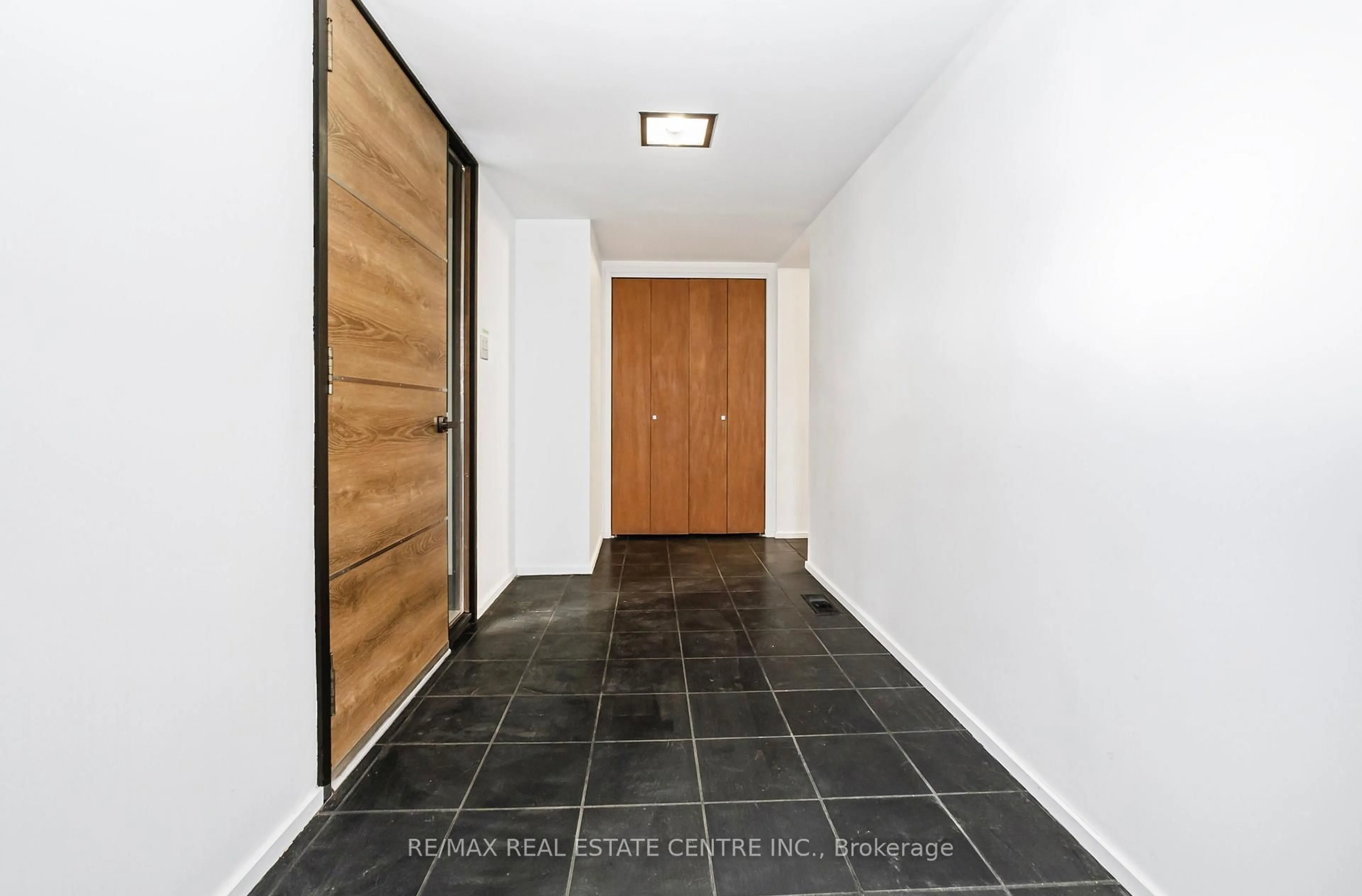 Indoor foyer for 4314 Concession 11 Rd, Puslinch Ontario L0P 1J0