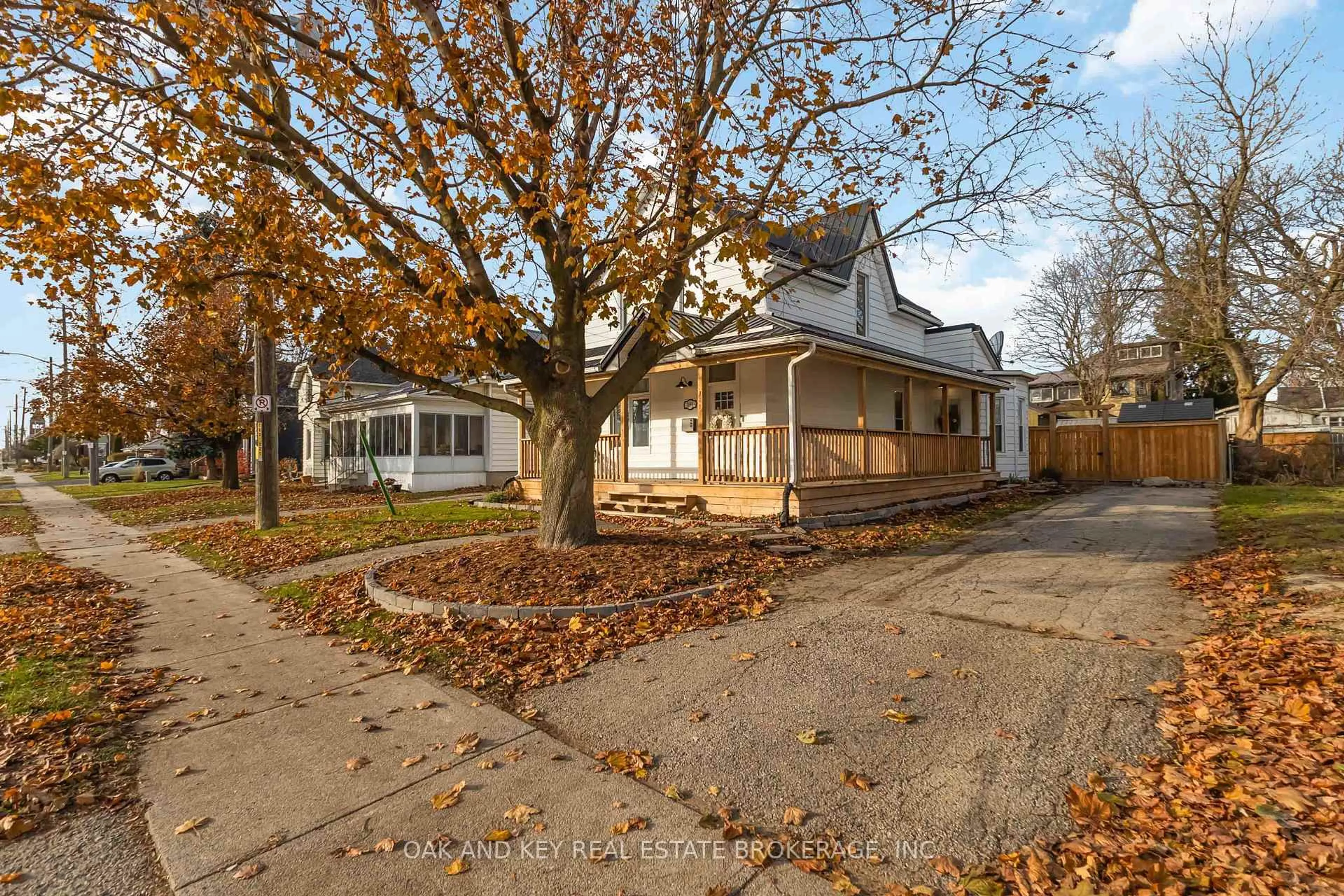 A pic from outside/outdoor area/front of a property/back of a property/a pic from drone, street for 181 Wellington St, St. Thomas Ontario N5R 2S3