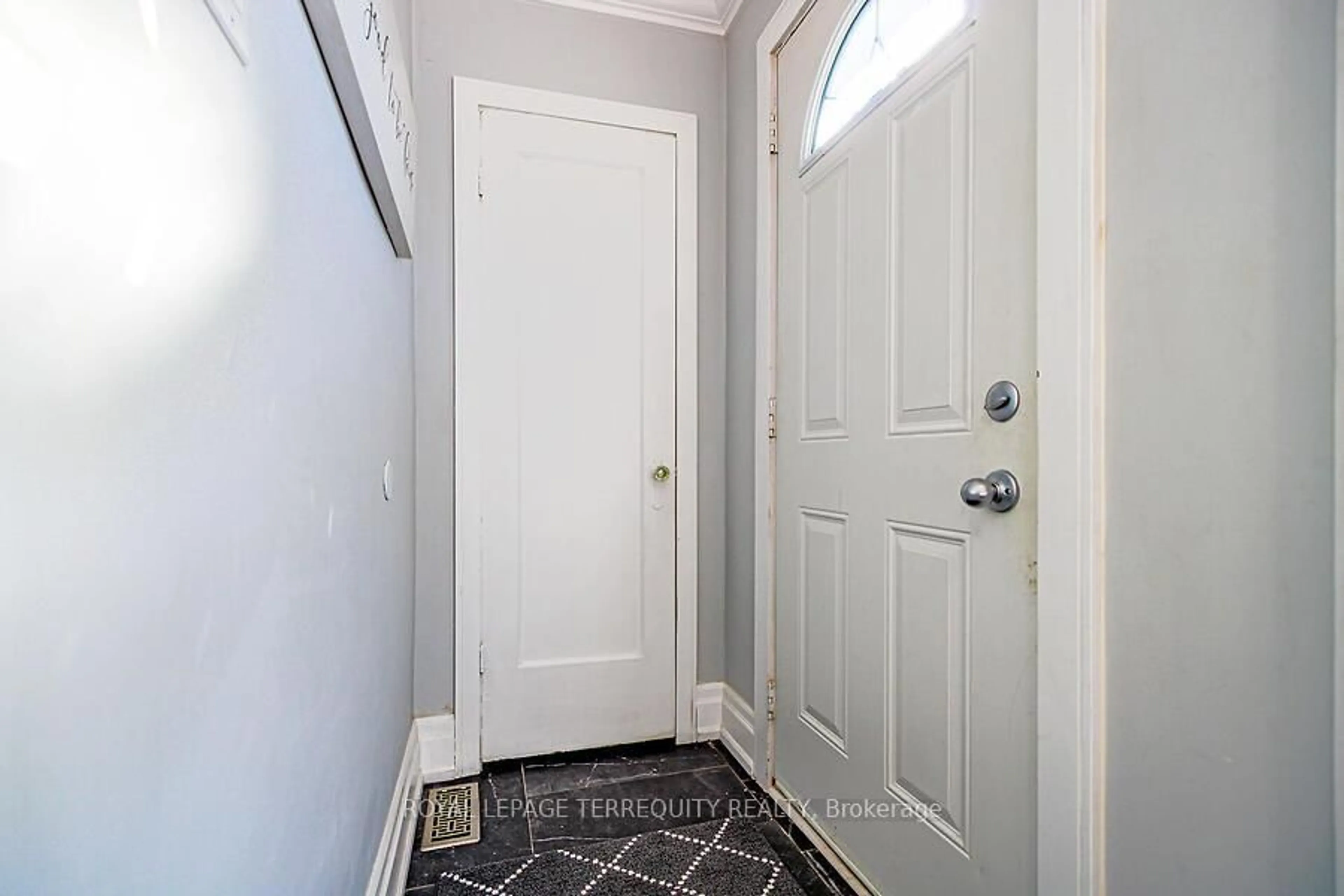 Indoor entryway for 153 East 16th St, Hamilton Ontario L9A 4J4