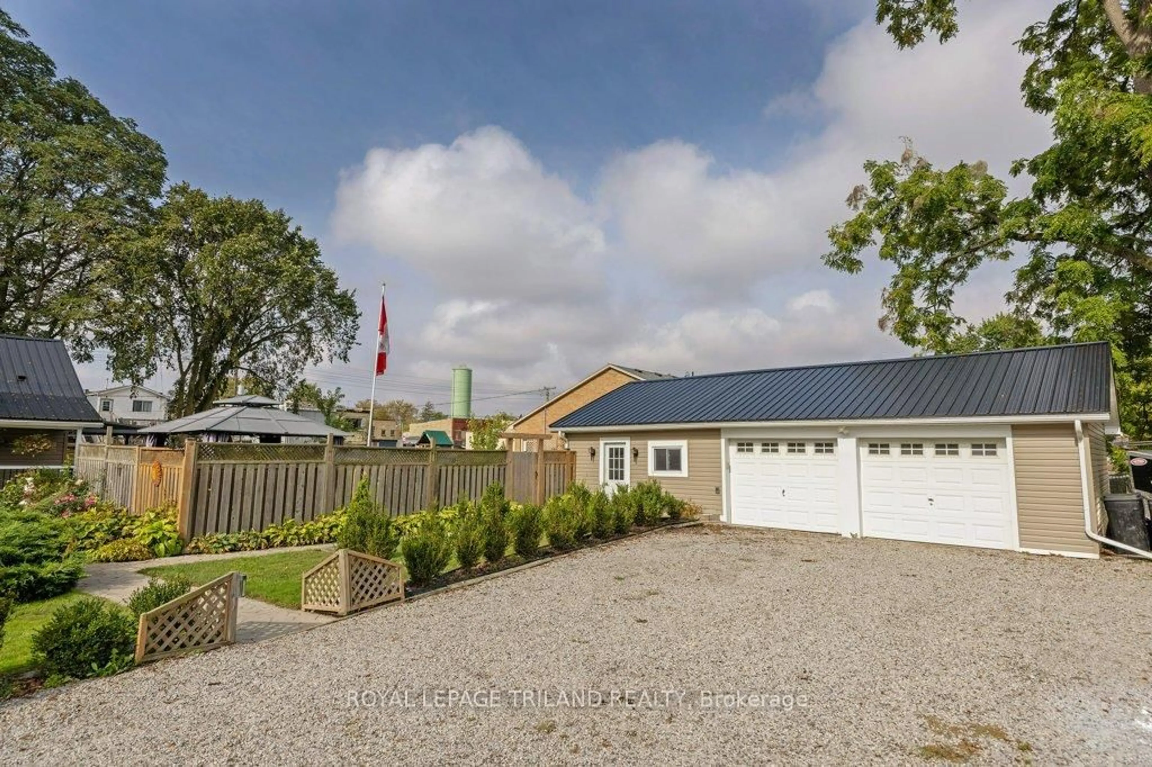 A pic from outside/outdoor area/front of a property/back of a property/a pic from drone, street for 217 Shackleton Line, Dutton/Dunwich Ontario N0L 1J0