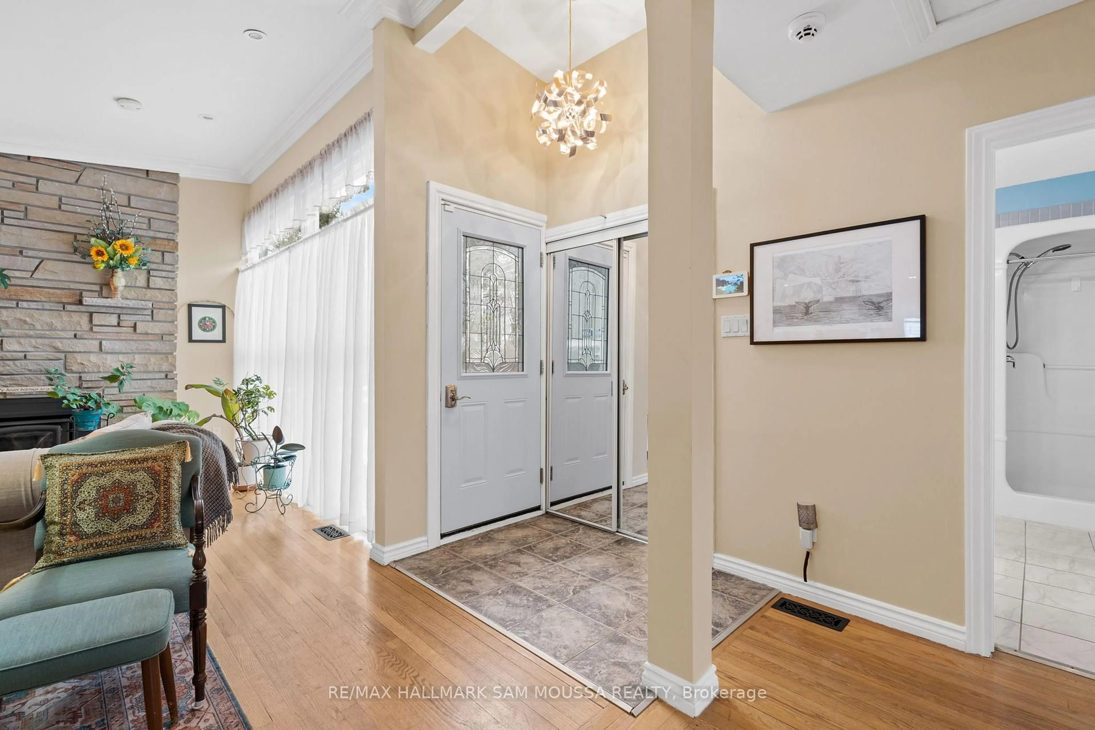 Indoor entryway for 9 Quinpool Cres, Ottawa Ontario K2H 6H9