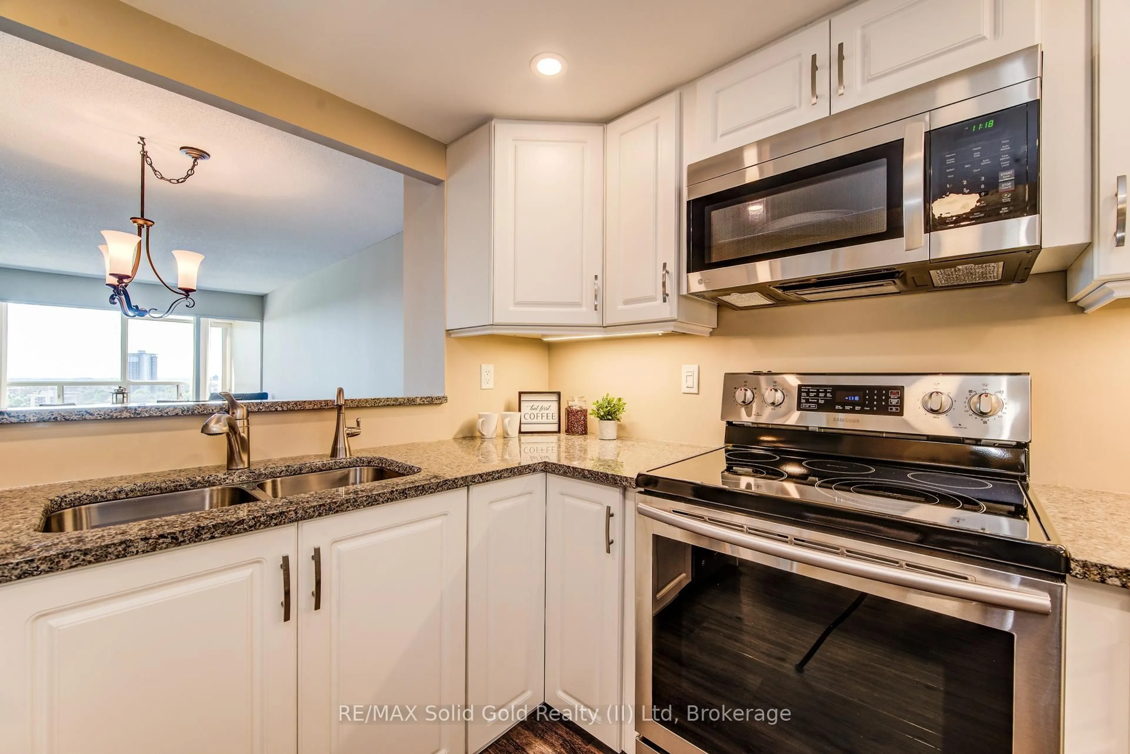 Standard kitchen, ceramic/tile floor for 6 Willow St #2203, Waterloo Ontario N2J 4S3