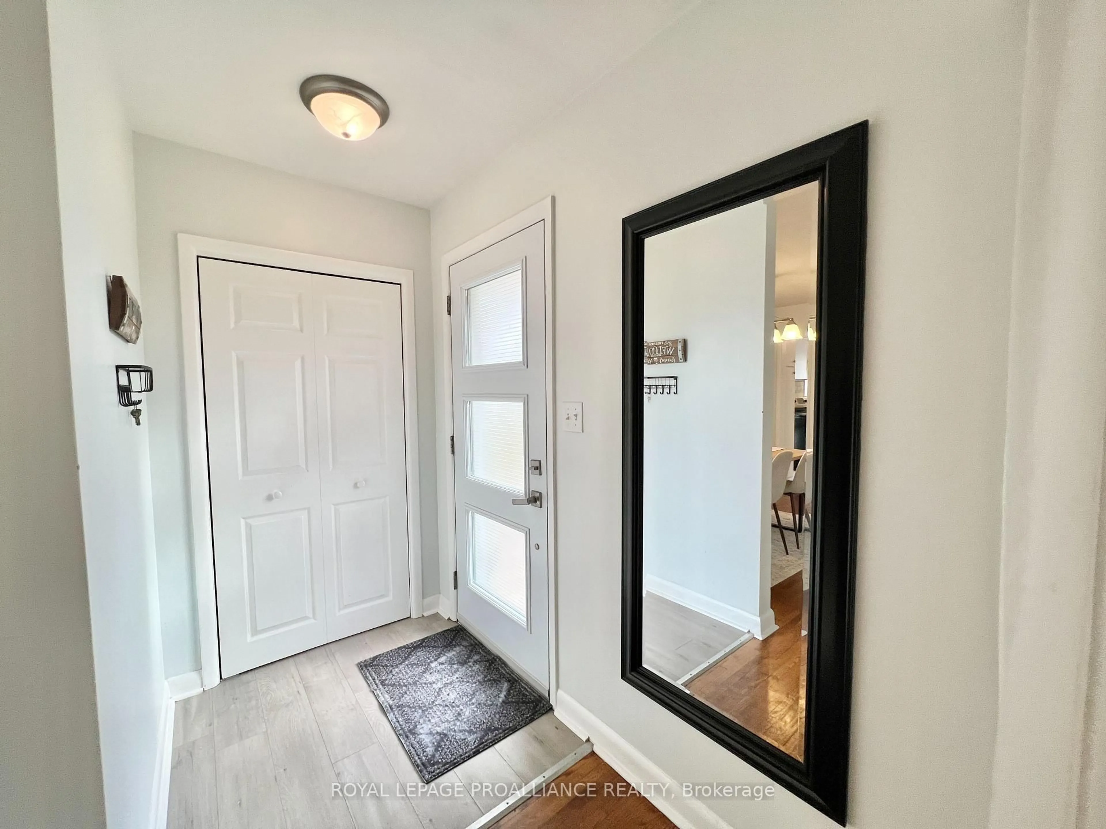 Indoor entryway for 16 Lee Ave, Belleville Ontario K8N 1Y2