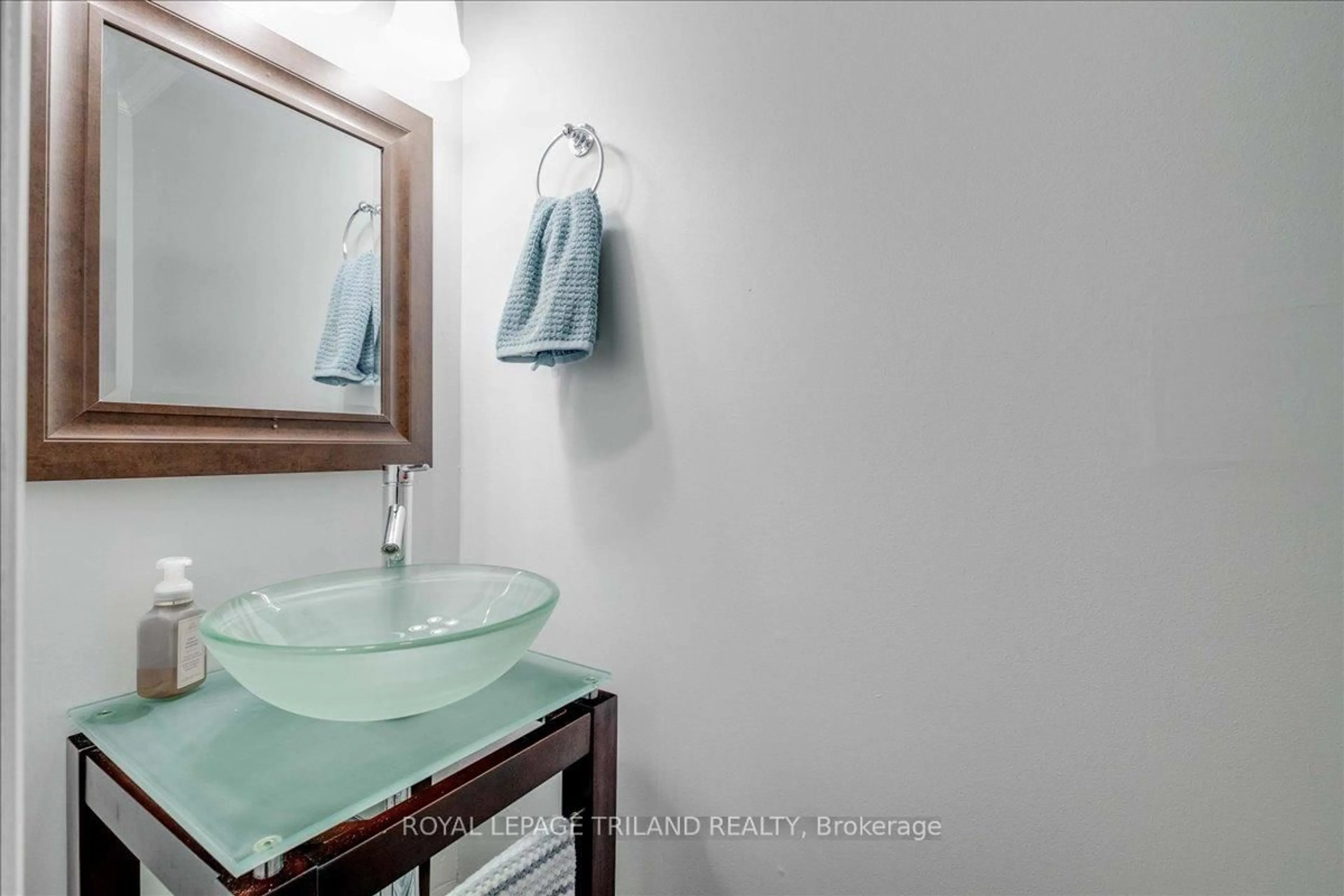 Standard bathroom, ceramic/tile floor for 1330 JALNA Blvd #120, London South Ontario N6E 2H7