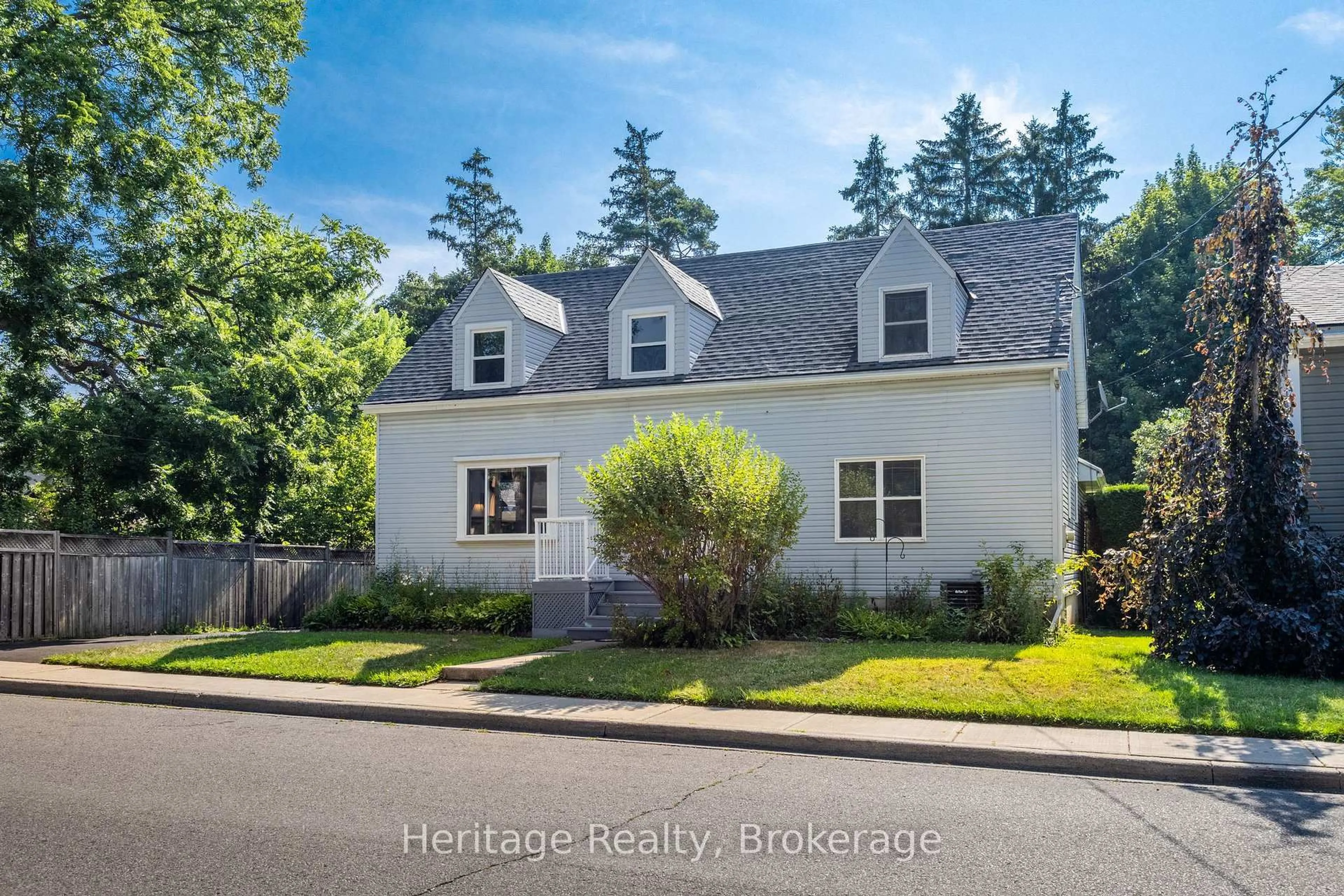 Home with vinyl exterior material, street for 55 Wellington St, Hamilton Ontario L8N 2P9