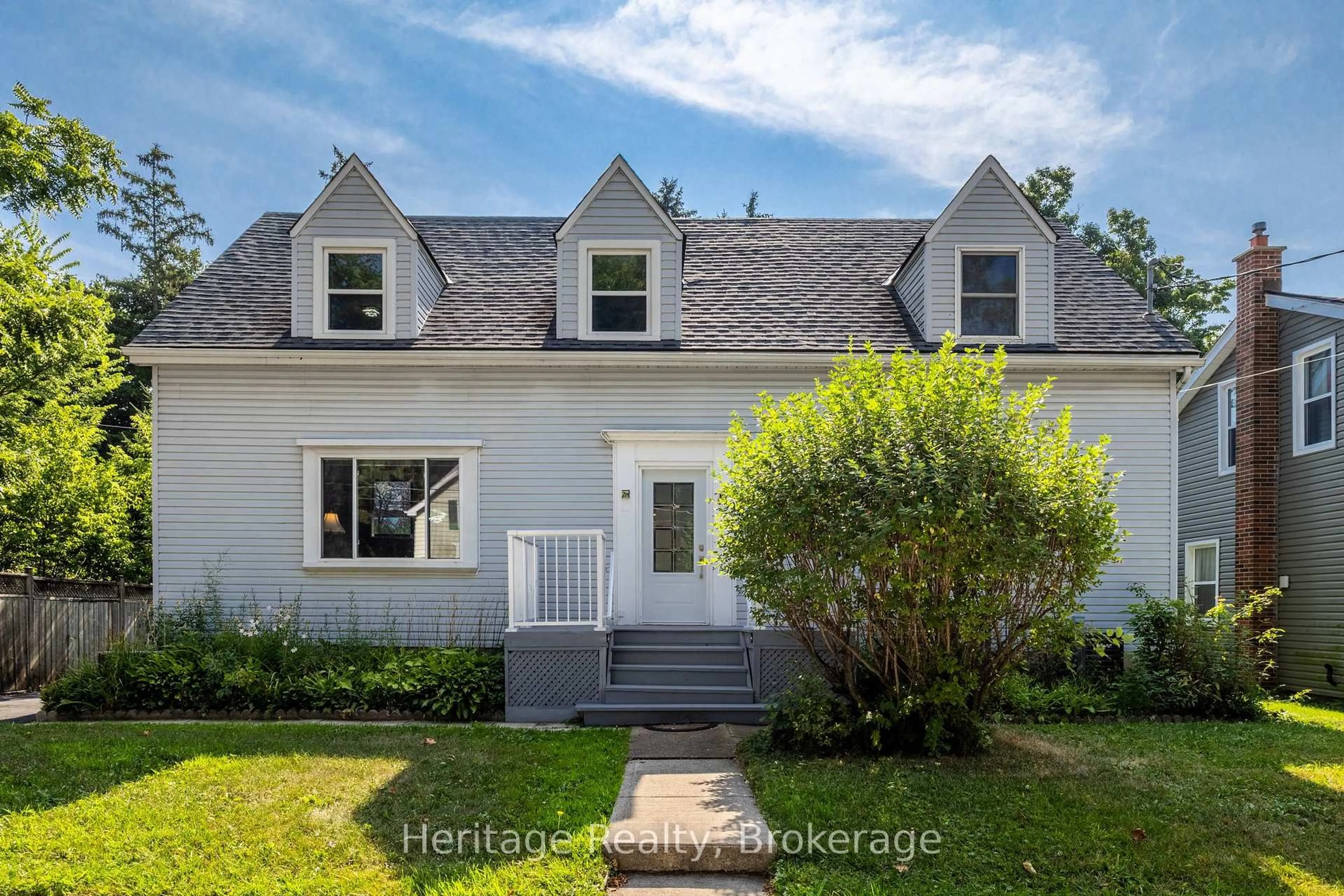 Home with vinyl exterior material, street for 55 Wellington St, Hamilton Ontario L8N 2P9