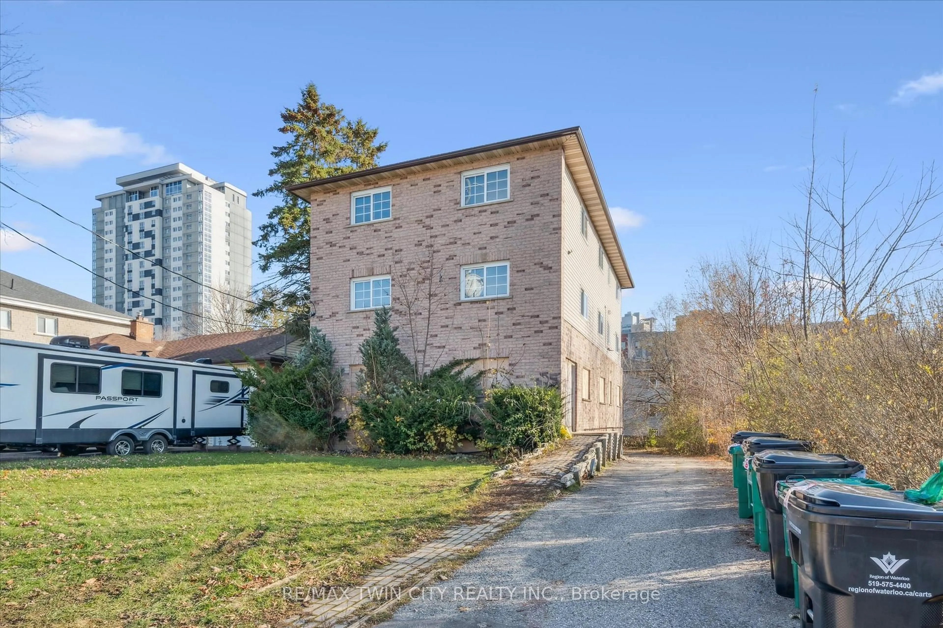 A pic from outside/outdoor area/front of a property/back of a property/a pic from drone, street for 25 High St, Waterloo Ontario N2L 3X4