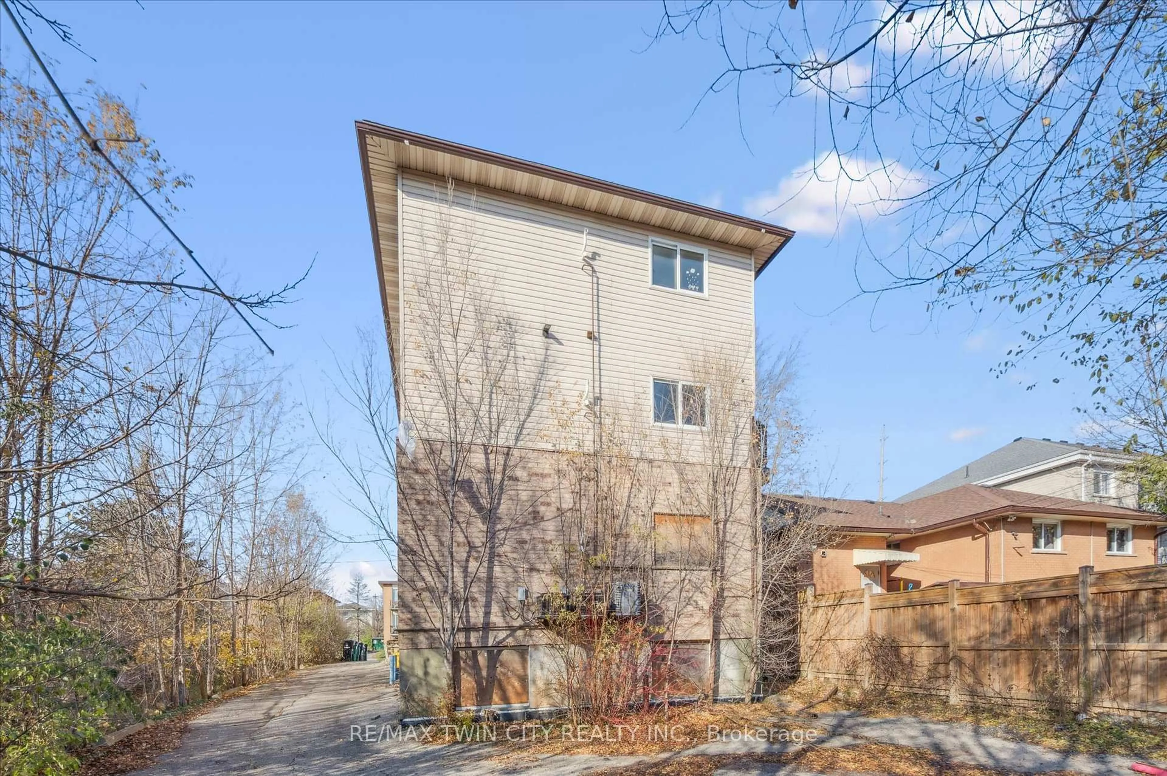 Unknown for 25 High St, Waterloo Ontario N2L 3X4