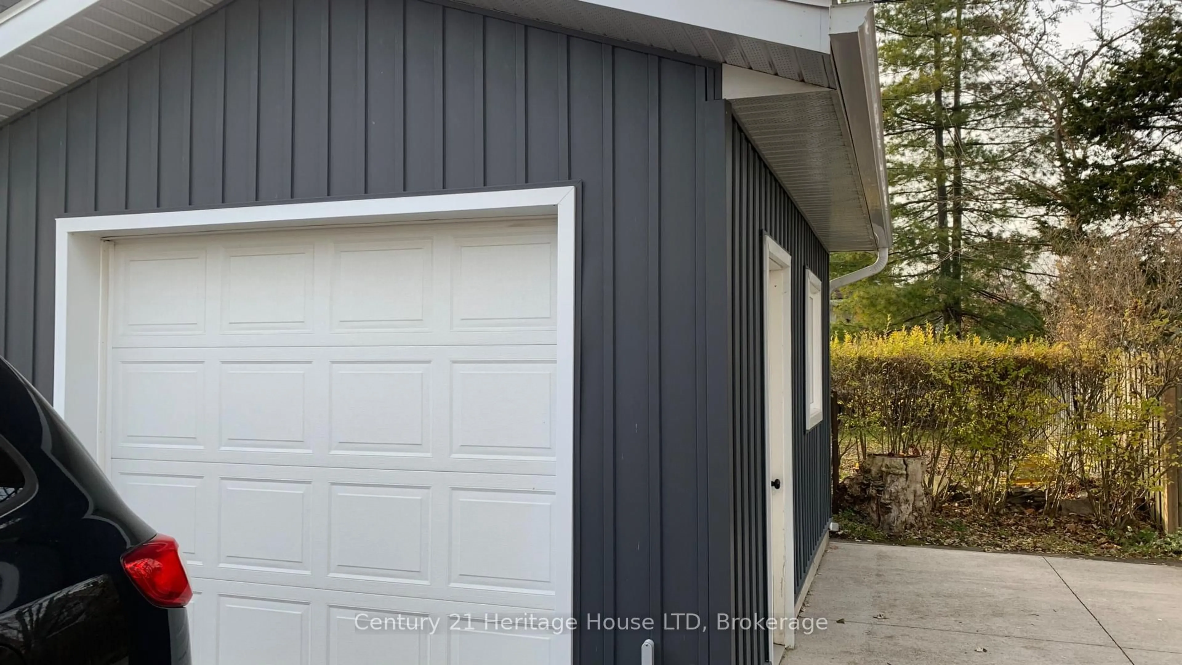 Indoor garage for 13 Knoll St, Port Colborne Ontario L3K 5A4