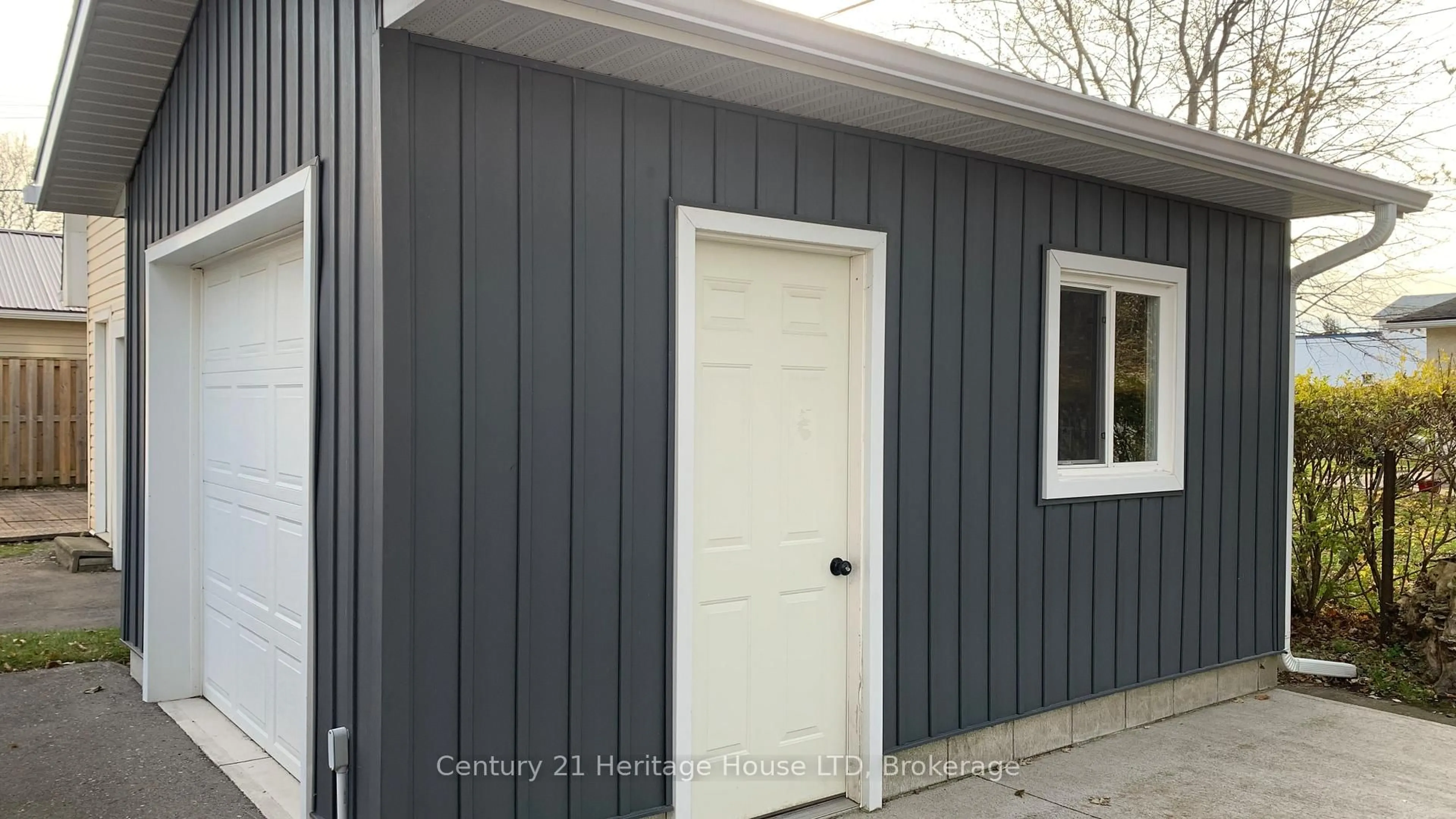 Home with vinyl exterior material, building for 13 Knoll St, Port Colborne Ontario L3K 5A4