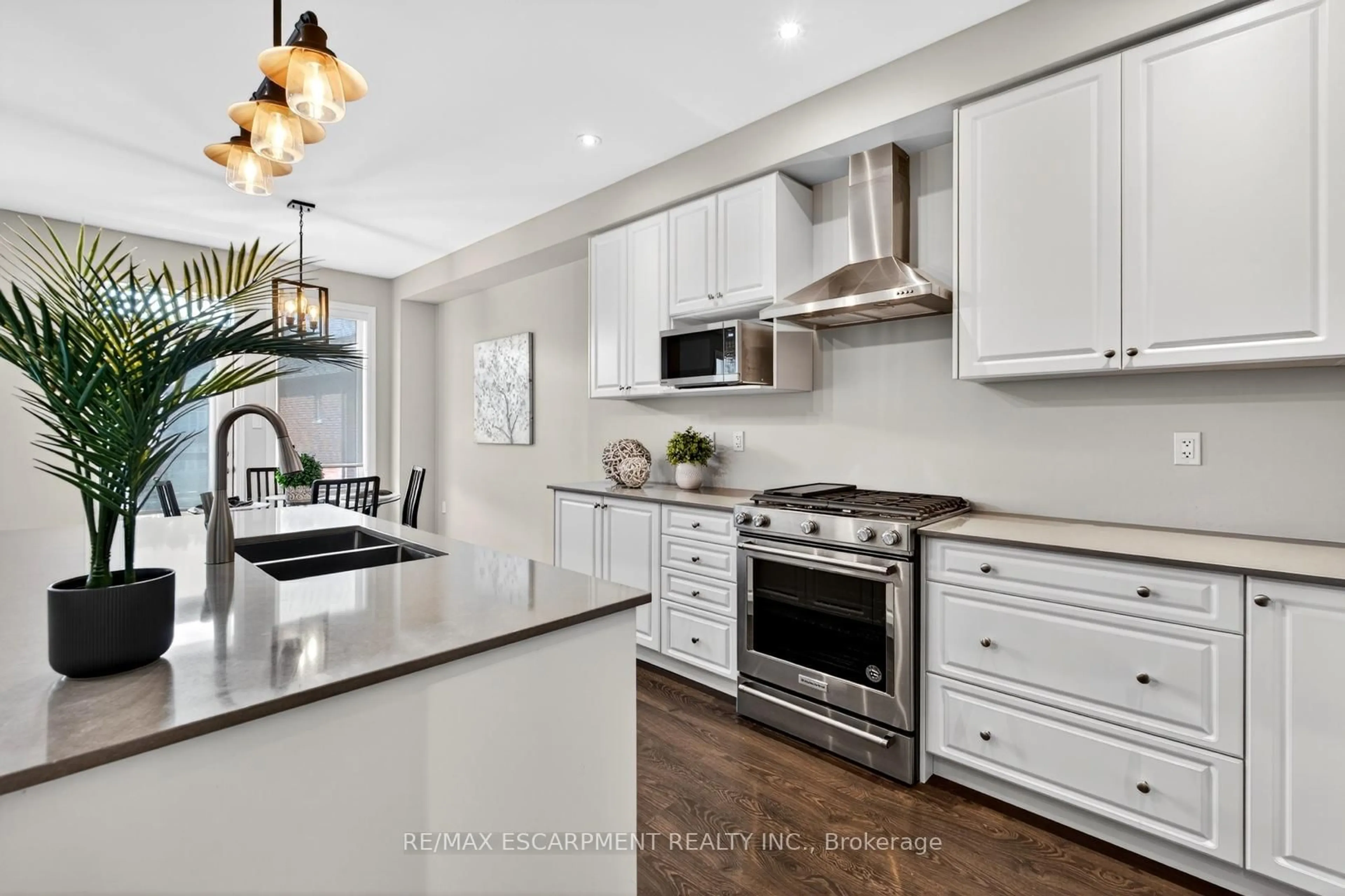 Open concept kitchen, ceramic/tile floor for 225 Skinner Rd, Hamilton Ontario L8B 1X2