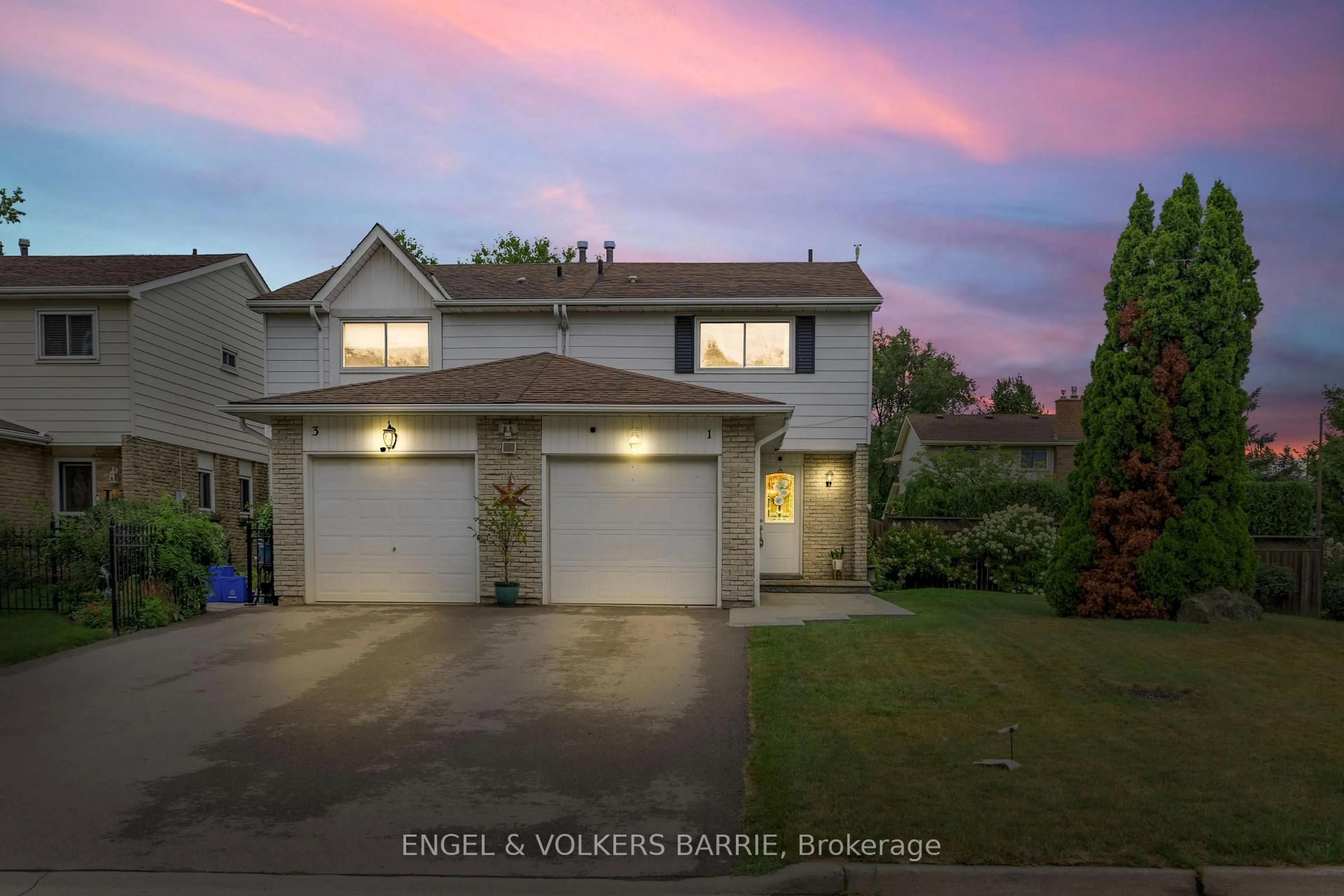 A pic from outside/outdoor area/front of a property/back of a property/a pic from drone, street for 1 Aspen Crt, Hamilton Ontario L8B 0A7