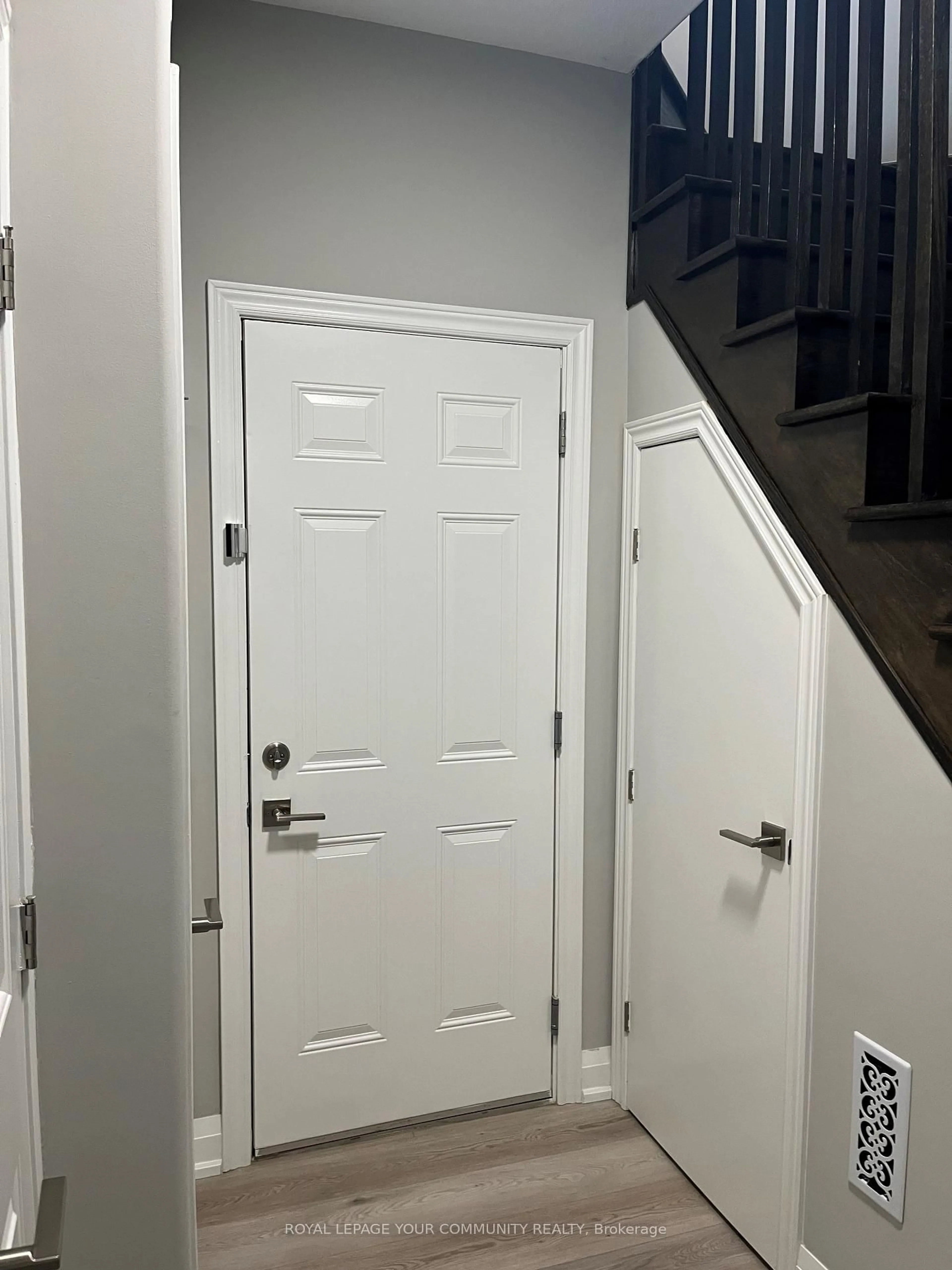 Indoor entryway for 201 Westbank Tr #49, Hamilton Ontario L8J 0H4