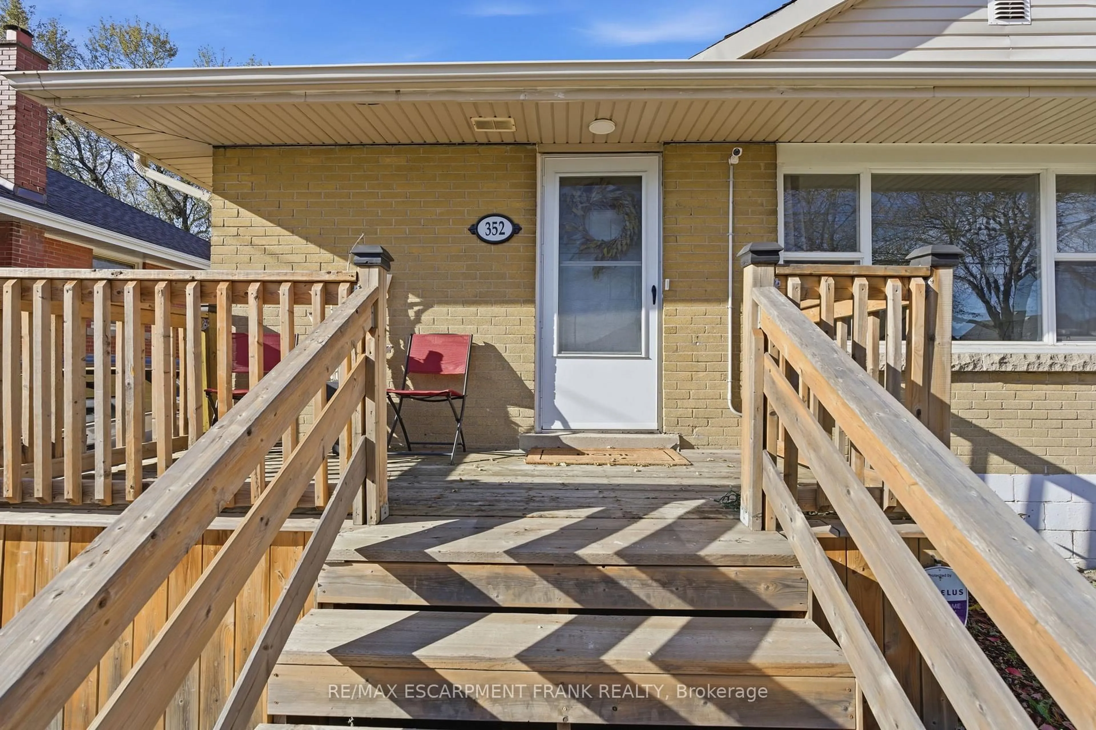 Patio, street for 352 East 28th St, Hamilton Ontario L8V 3J6
