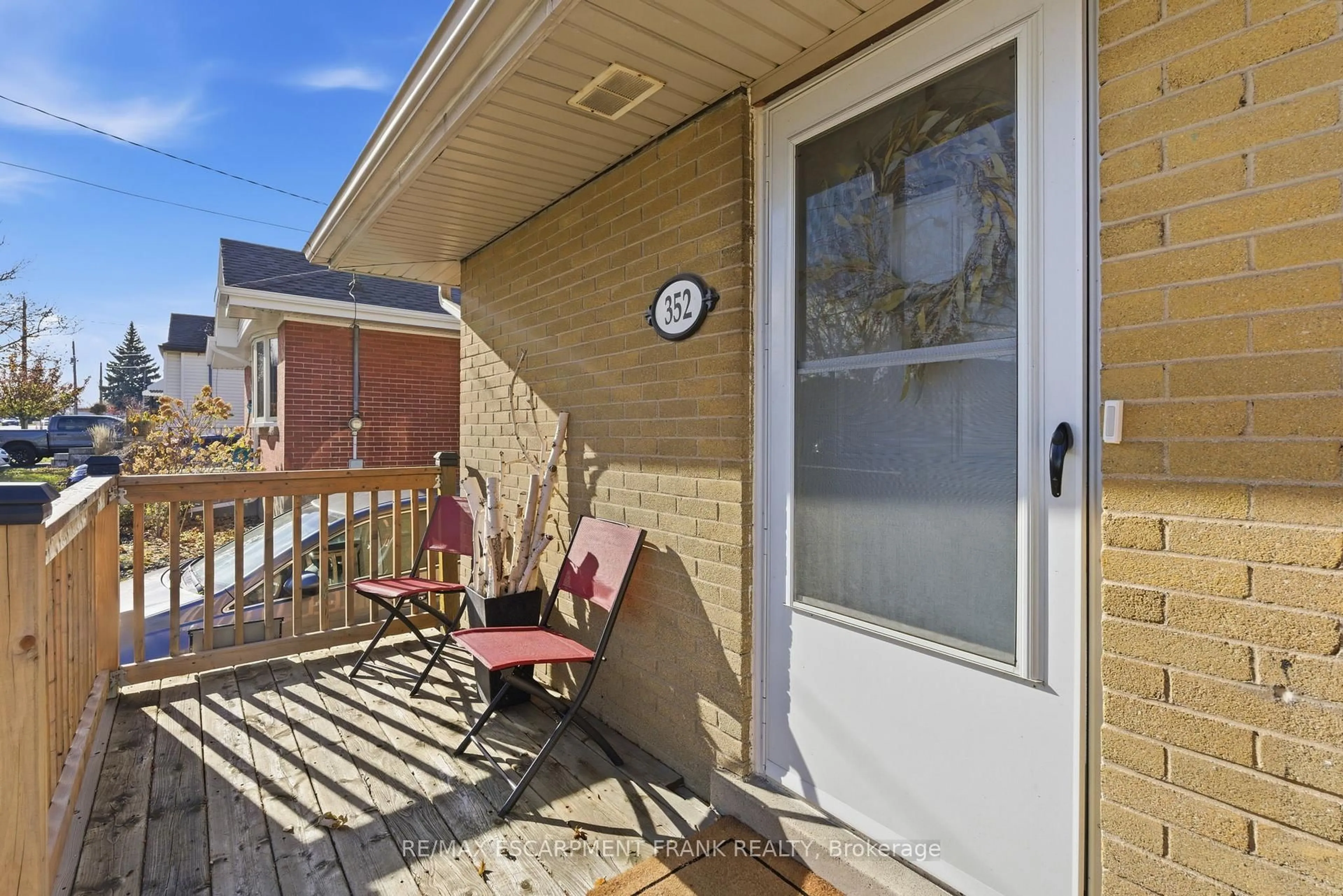 Patio, street for 352 East 28th St, Hamilton Ontario L8V 3J6