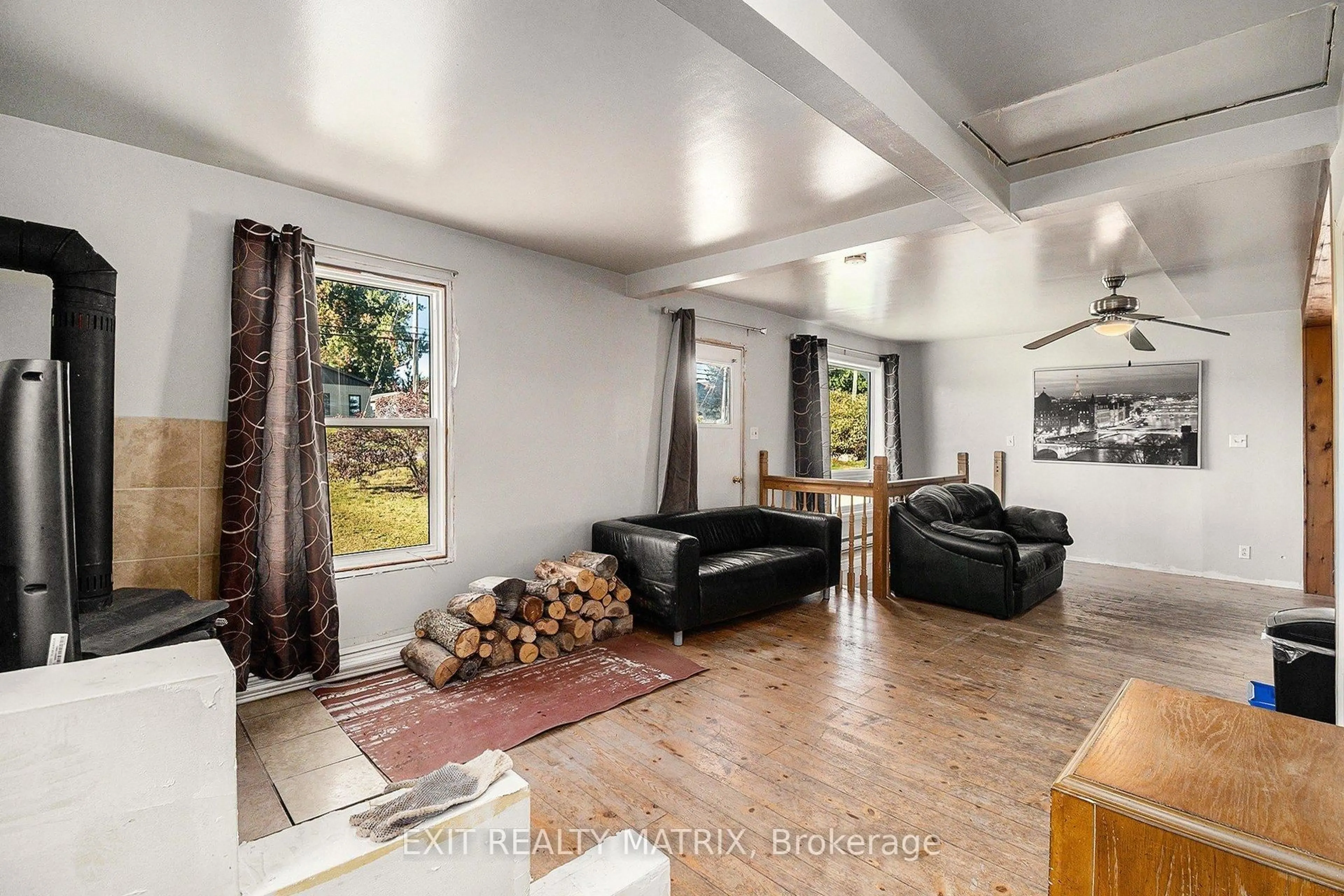 Living room with furniture, unknown for 2877 Principale St, Alfred and Plantagenet Ontario K0A 3K0