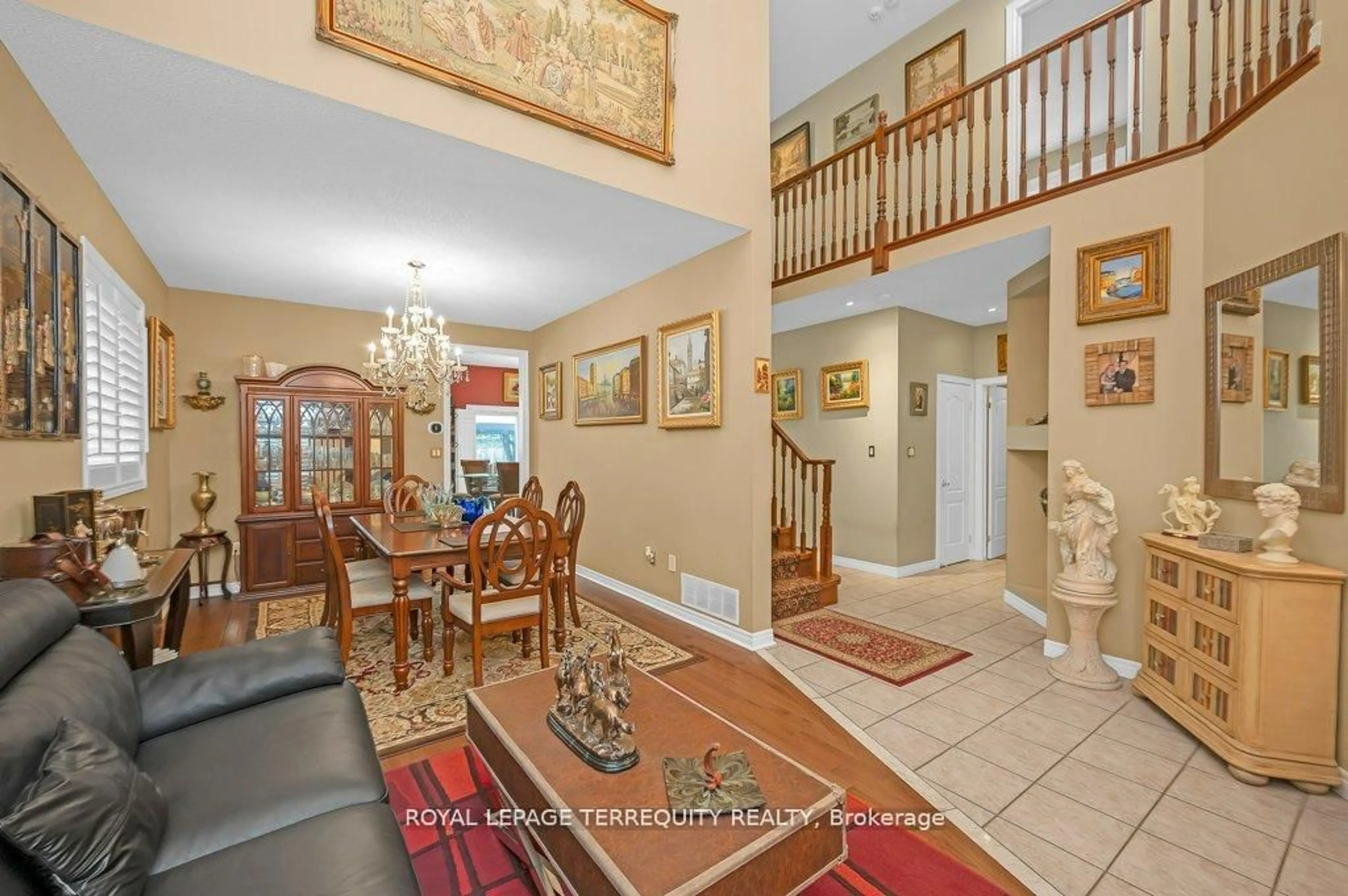 Indoor foyer for 15 Armour Cres, Hamilton Ontario L9K 1S1